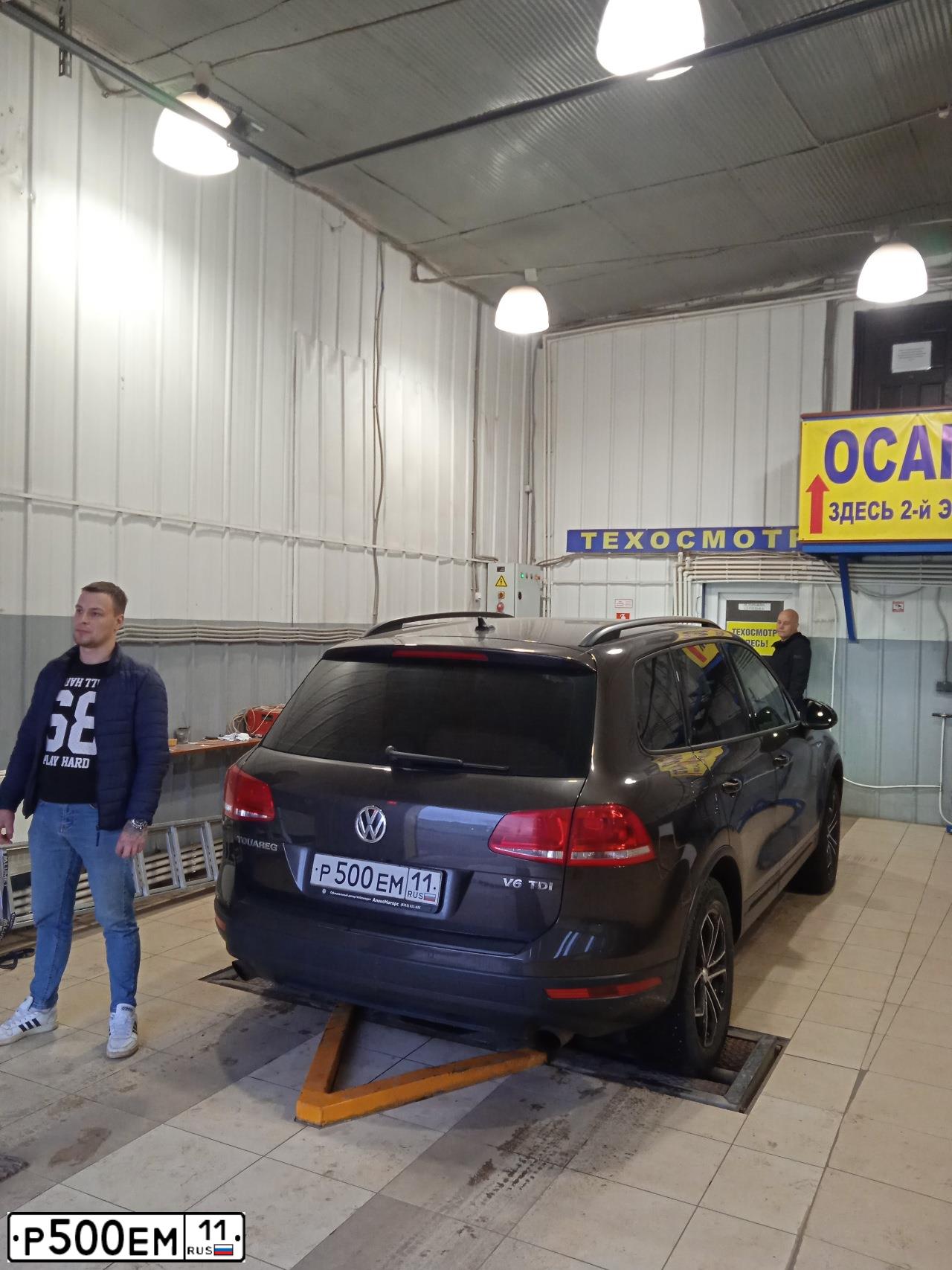 Фото автомобиля VOLKSWAGEN TOUAREG, 2012 — госномер Р500ЕМ11. Цвет: Белый