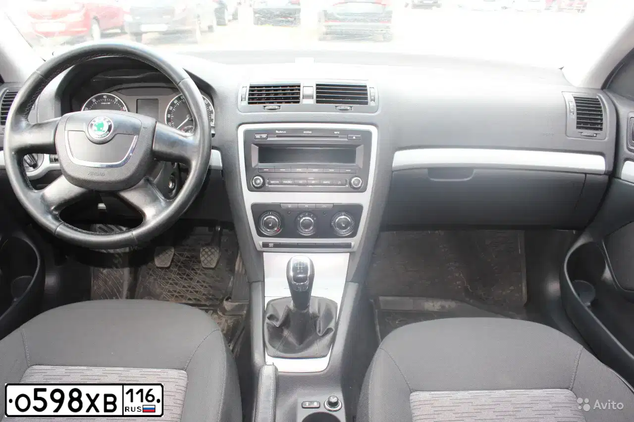 Фото автомобиля SKODA OCTAVIA, 2011 — госномер Р302ВА716. Цвет: серебристый