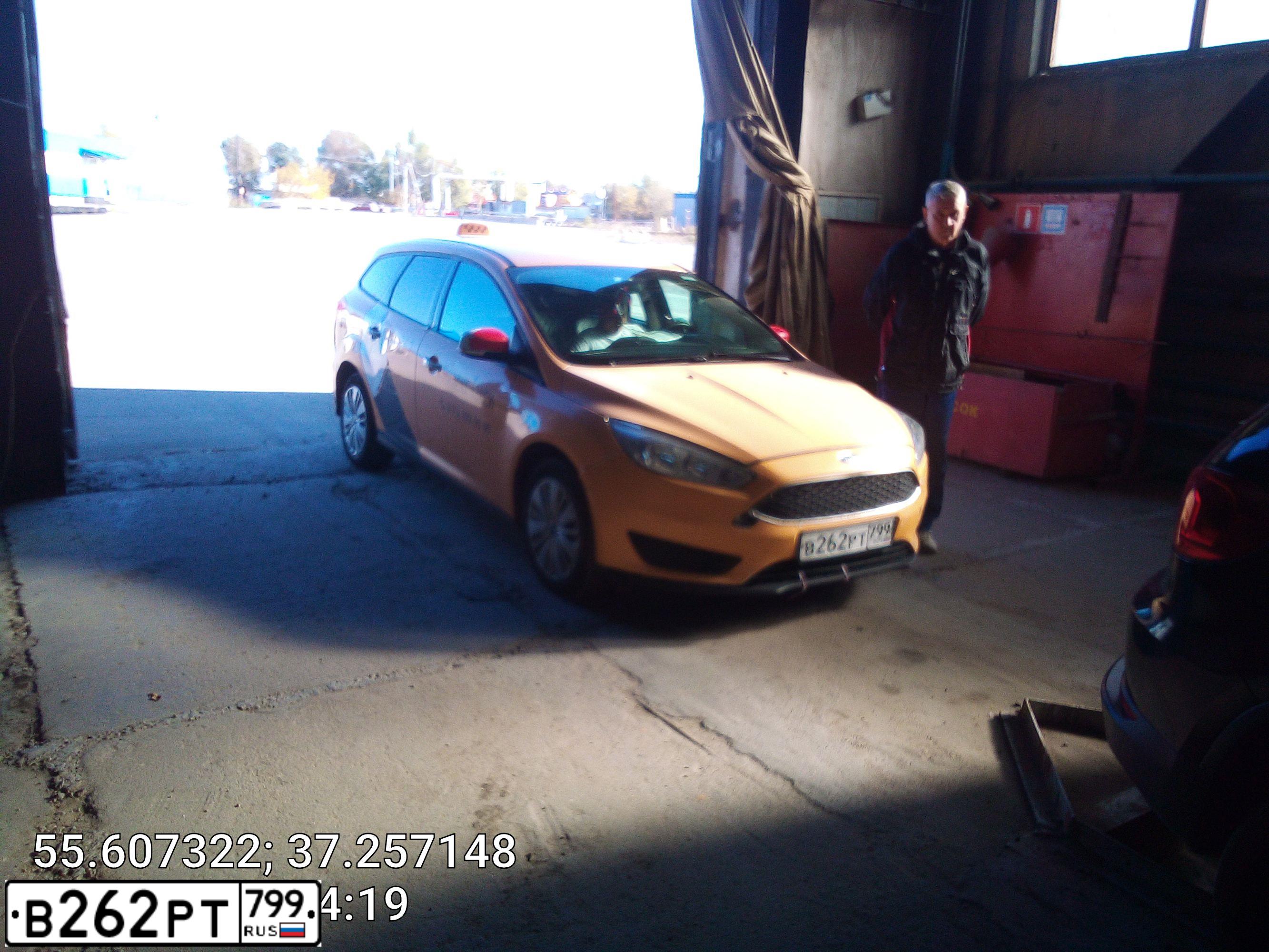 Фото автомобиля FORD FOCUS, 2018 — госномер В262РТ799. Цвет: ЖЕЛТЫЙ