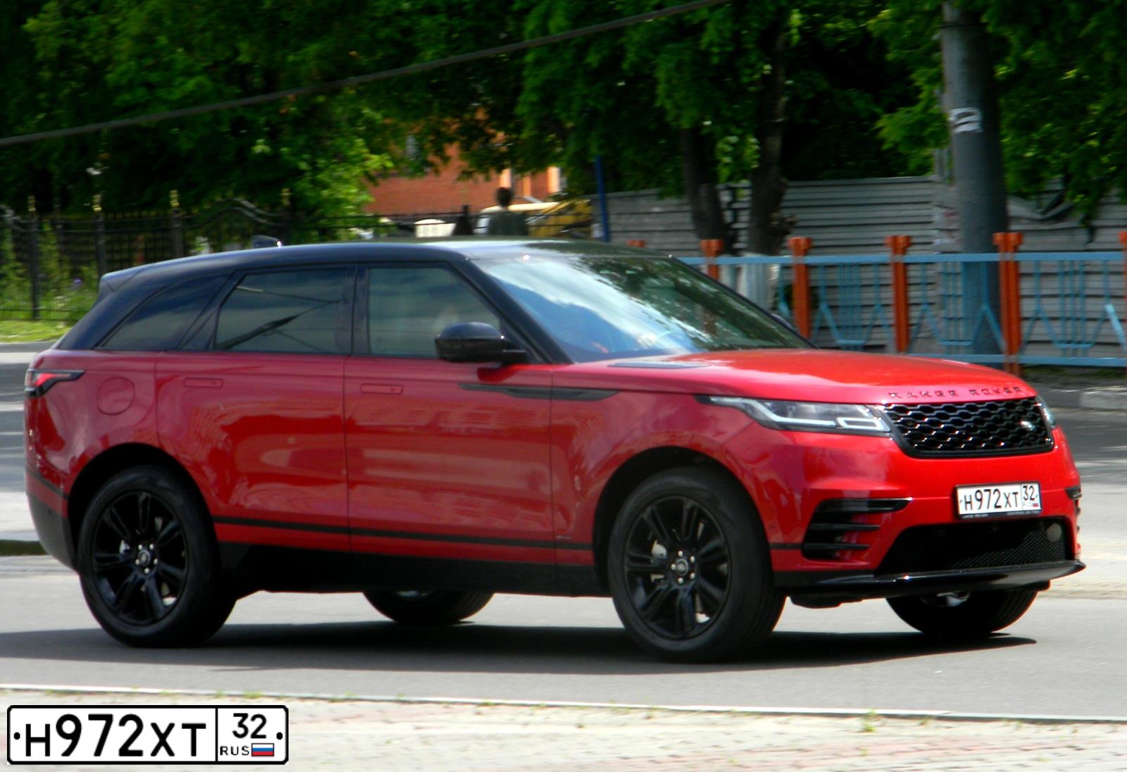 Фото автомобиля LAND ROVER RANGE ROVER VELAR, 2021 — госномер Н972ХТ32. Цвет: Красный