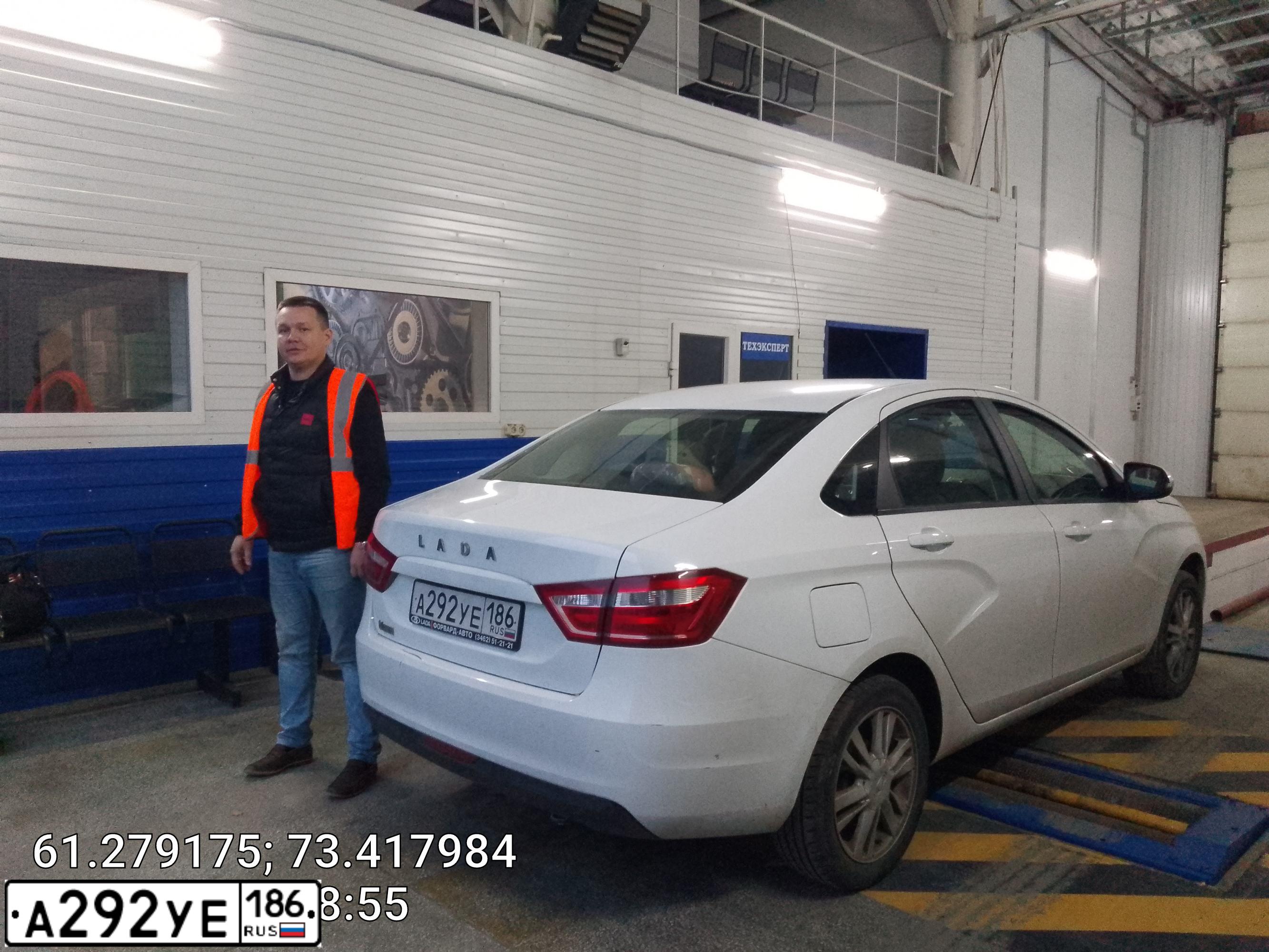 Фото автомобиля LADA VESTA, 2018 — госномер А292УЕ186. Цвет: БЕЛЫЙ