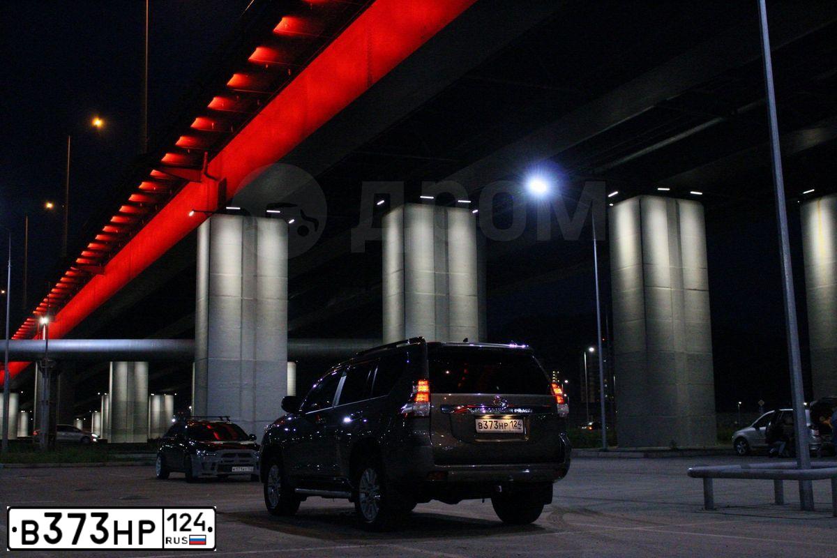 Фото автомобиля TOYOTA LANDCRUISER, 2016 — госномер В373НР124. Цвет: БРОНЗА