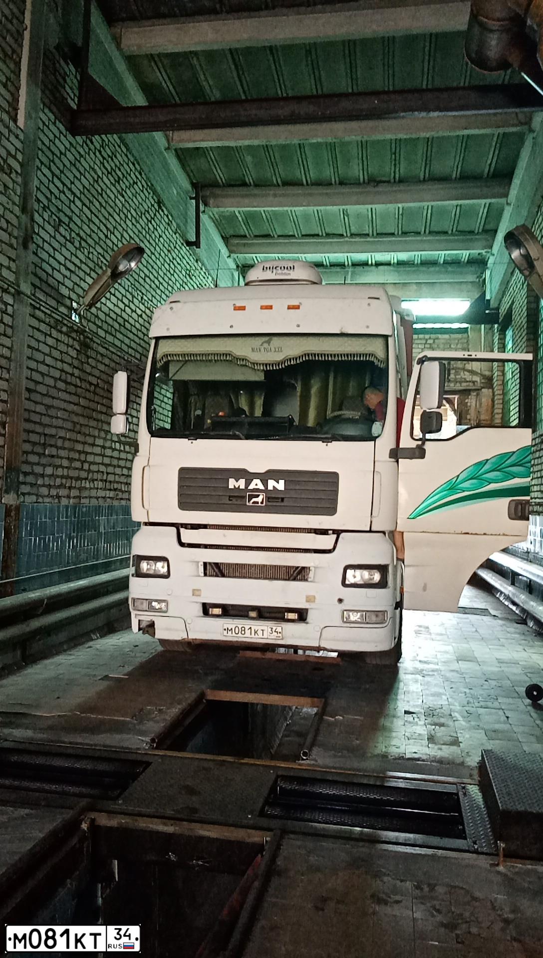 Фото автомобиля MAN TGA 18.XXX /4X2/, 2003 — госномер М081КТ34. Цвет: Белый
