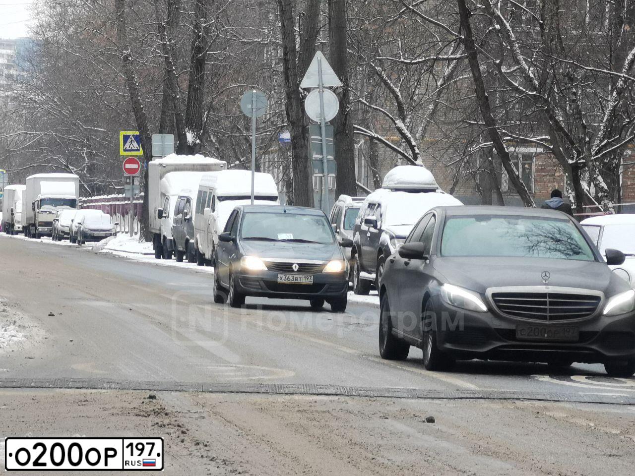 Фото автомобиля TOYOTA LANDCRUISER 200, 2011 — госномер Е968РХ777. Цвет: ЧЕРНЫЙ