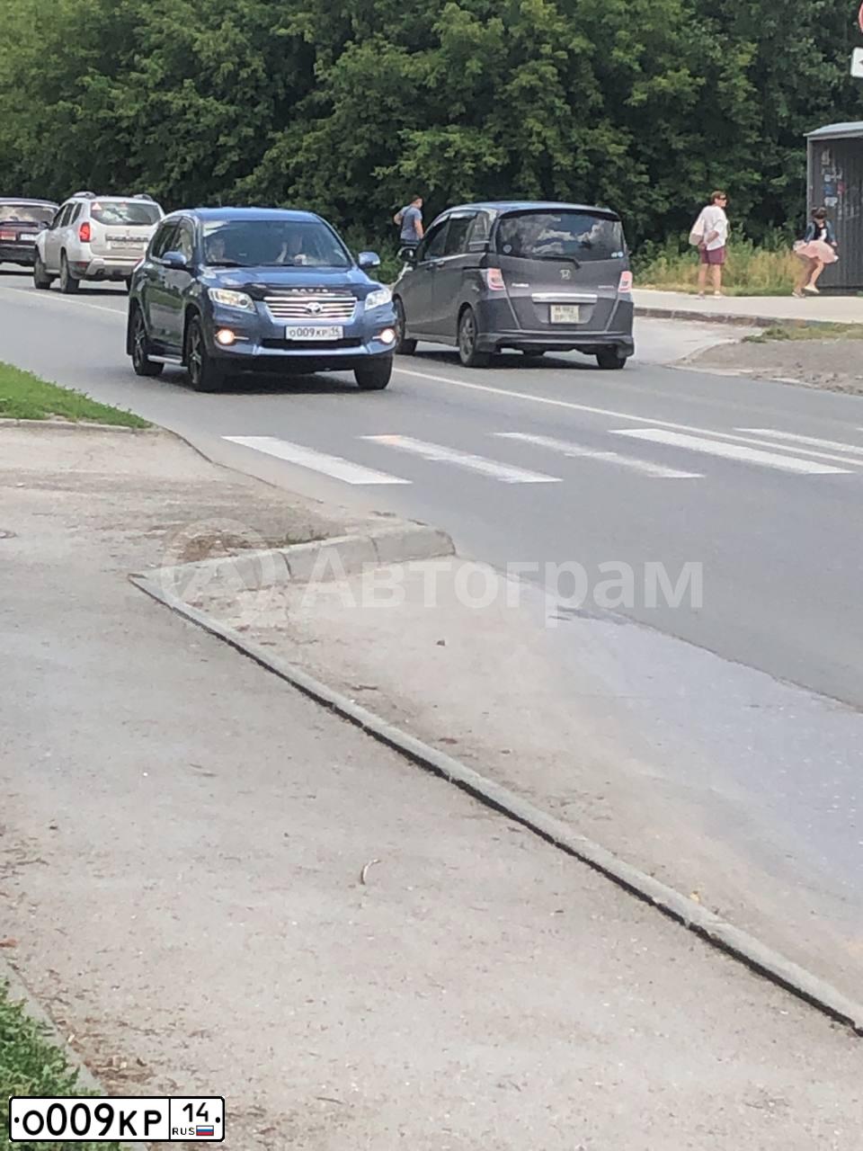 Фото автомобиля TOYOTA RAV4, 2010 — госномер О009КР14. Цвет: СЕРО-СИНИЙ