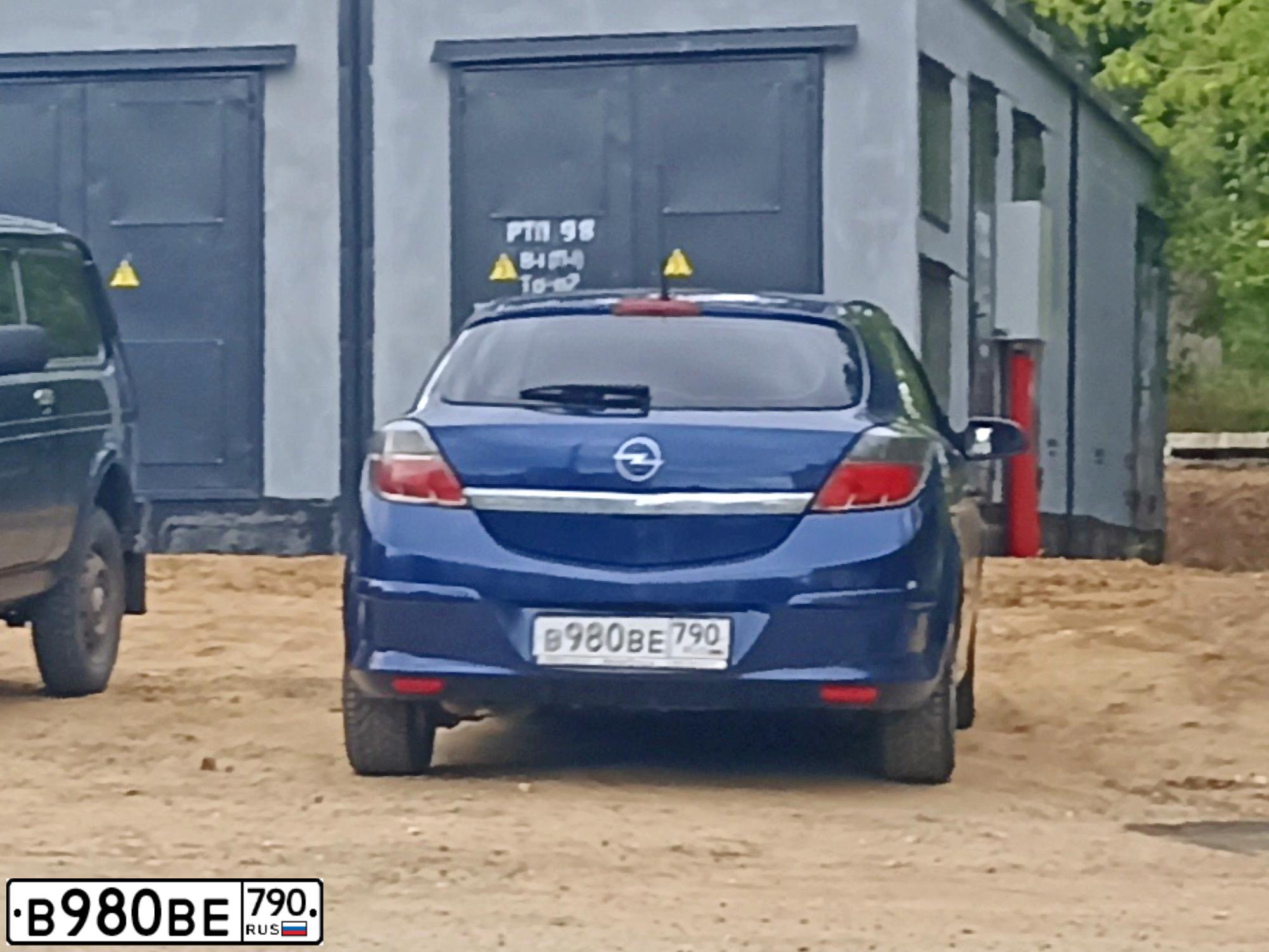 Фото автомобиля OPEL ASTRA, 2008 — госномер В980ВЕ790. Цвет: синий