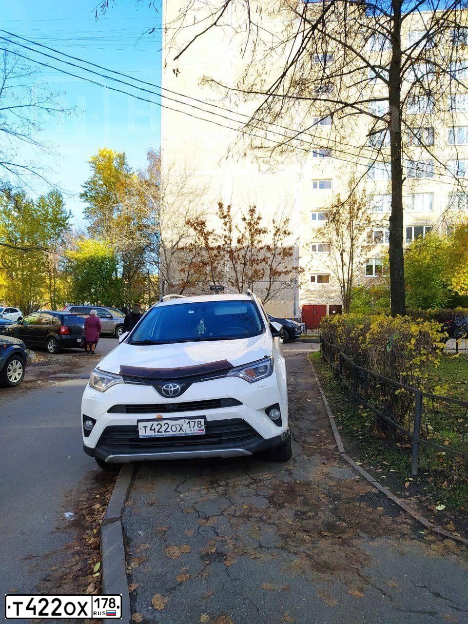 Фото автомобиля TOYOTA RAV4, 2015 — госномер Т422ОХ178. Цвет: БЕЛЫЙ