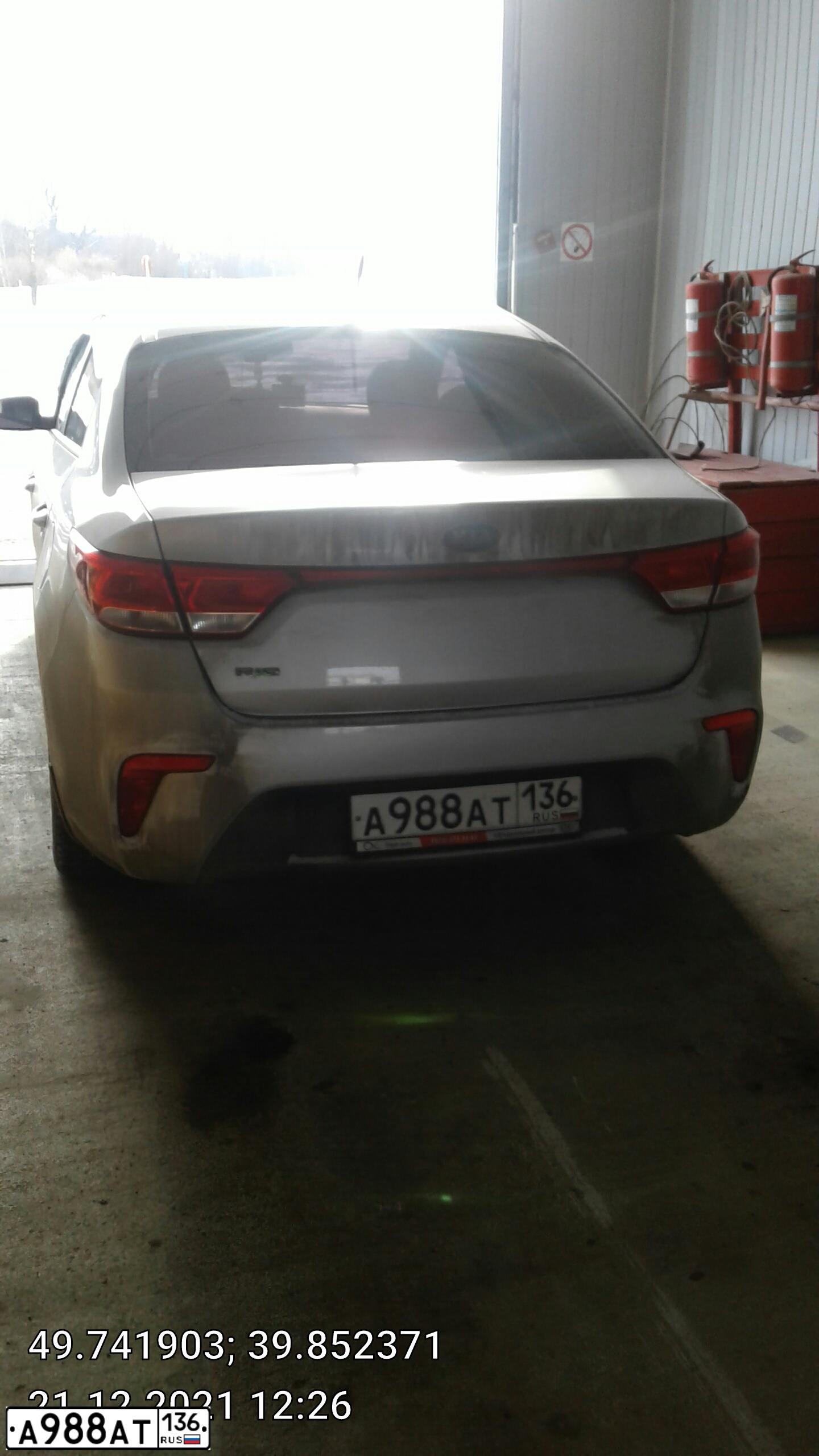 Фото автомобиля KIA RIO, 2017 — госномер А988АТ136. Цвет: Серебристый