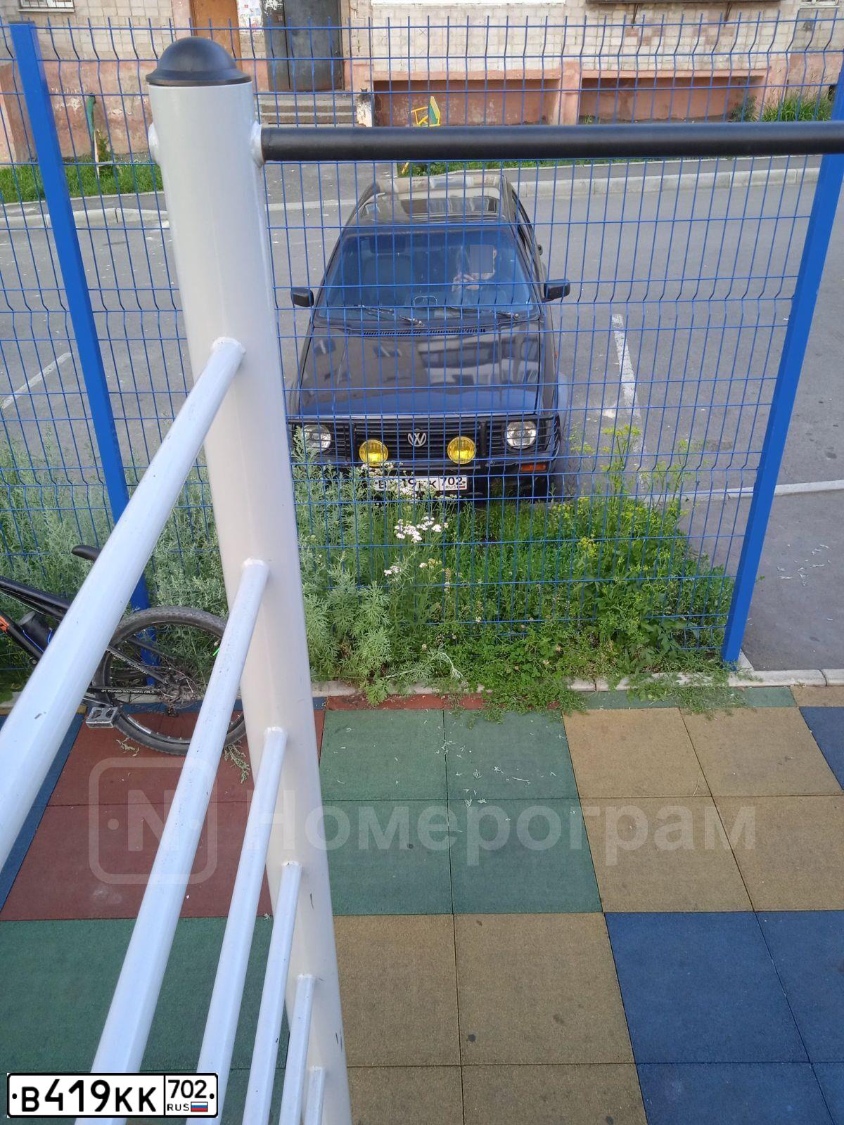 Фото автомобиля VOLKSWAGEN GOLF, 1991 — госномер В419КК702. Цвет: синий