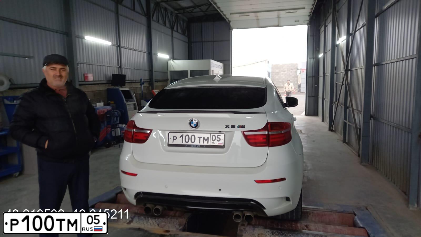 Фото автомобиля BMW X6M, 2010 — госномер М746МА07. Цвет: Белый