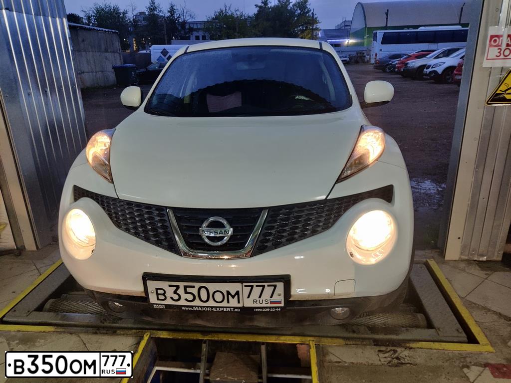 Фото автомобиля NISSAN JUKE, 2012 — госномер В350ОМ777. Цвет: БЕЛЫЙ
