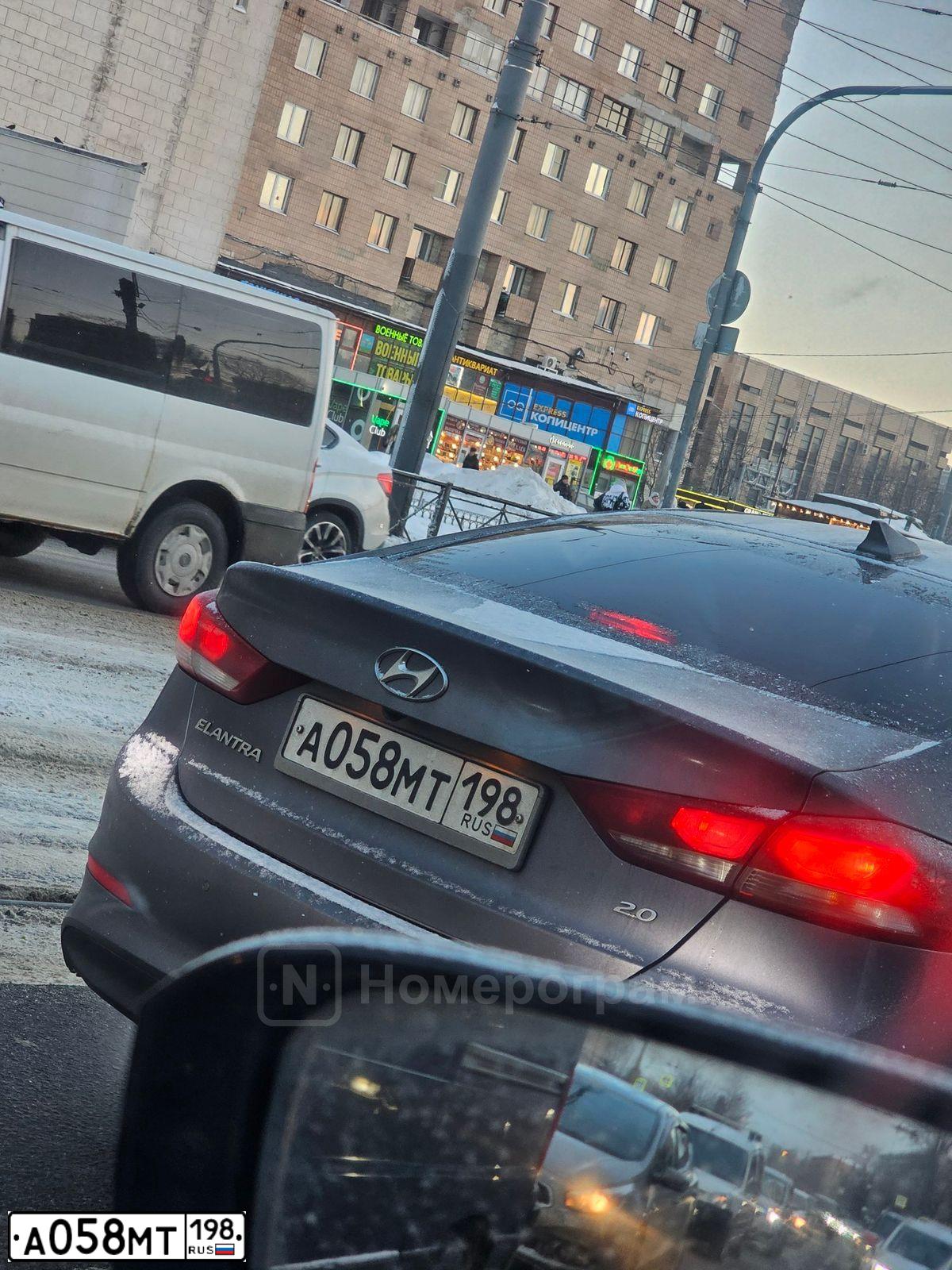 Фото автомобиля HYUNDAI ELANTRA, 2018 — госномер А058МТ198. Цвет: ТЕМНО-СЕРЫЙ