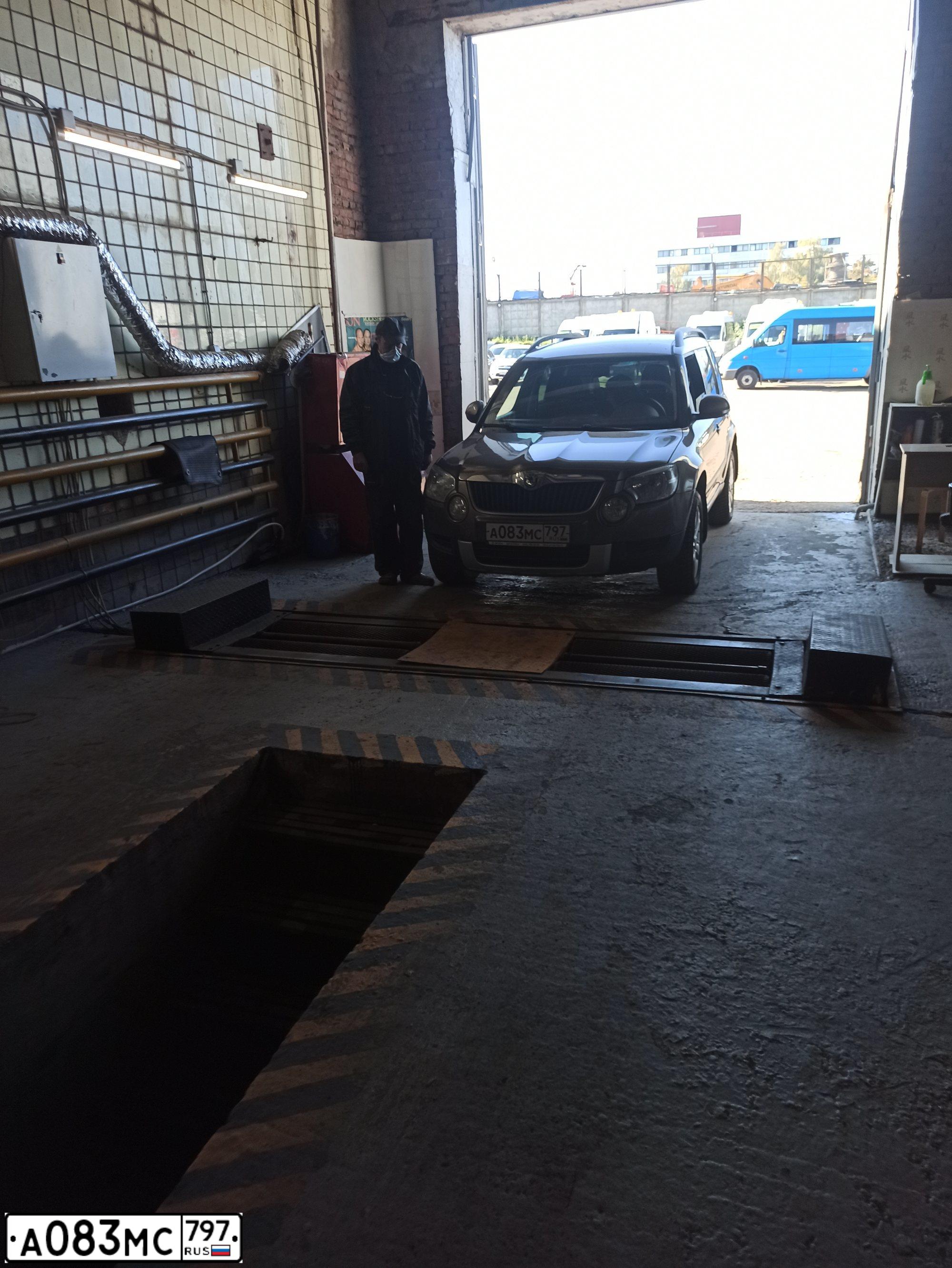 Фото автомобиля SKODA YETI, 2012 — госномер С043АХ977. Цвет: Коричневый