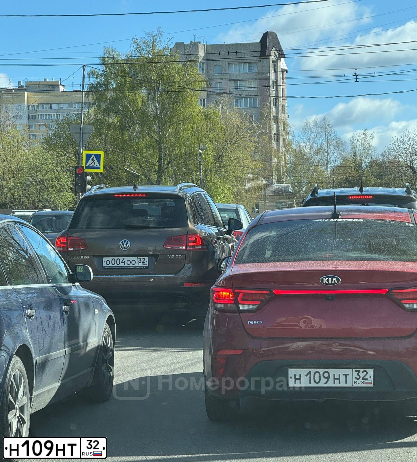 Фото автомобиля KIA RIO, 2018 — госномер Н109НТ32. Цвет: Красный