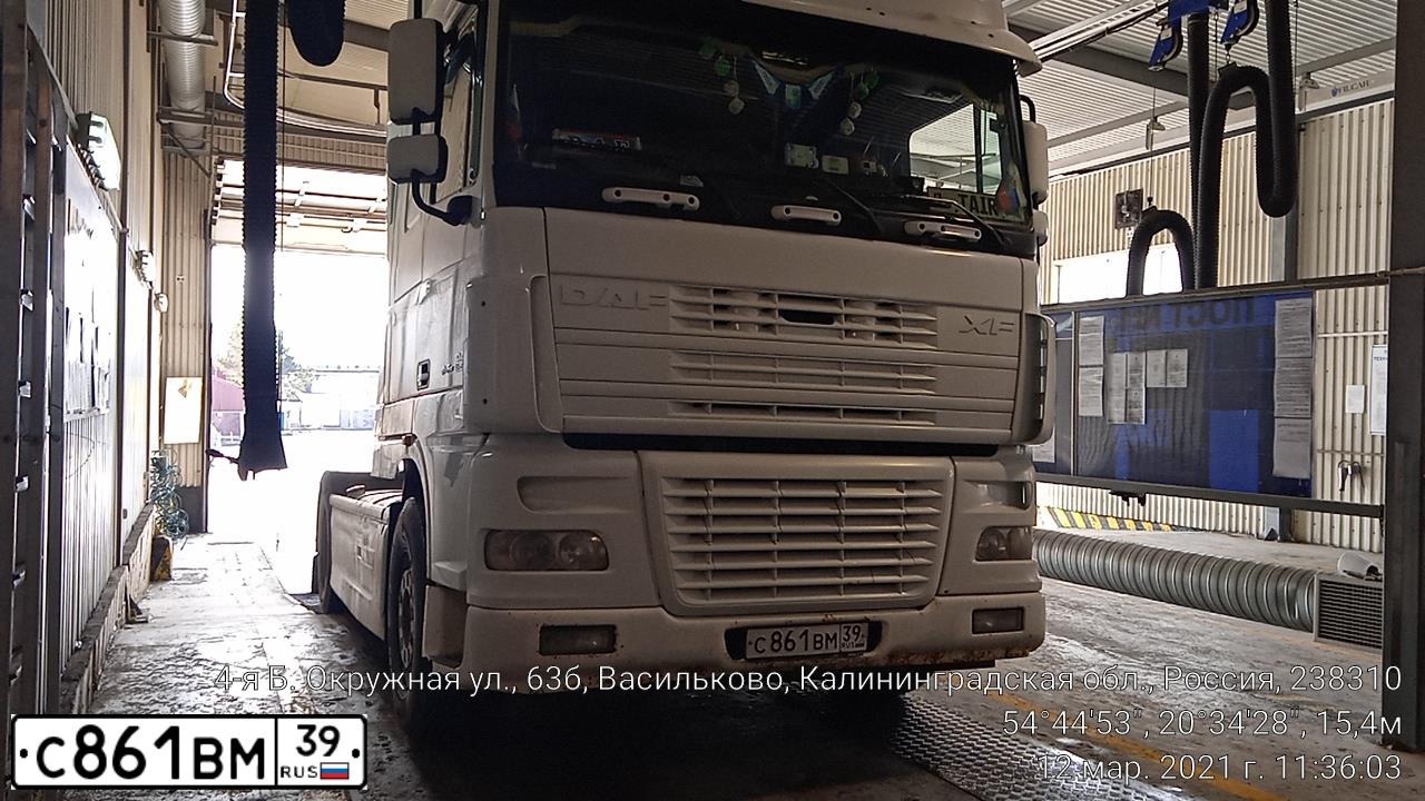 Фото автомобиля DAF F XF 95 FT 4X2, 2005 — госномер С861ВМ39. Цвет: Белый