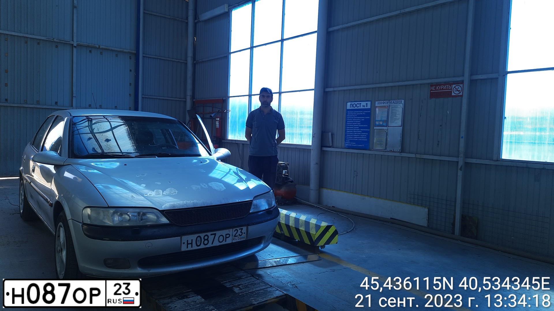 Фото автомобиля OPEL VECTRA, 1997 — госномер Н087ОР23. Цвет: СЕРЕБРИСТЫЙ