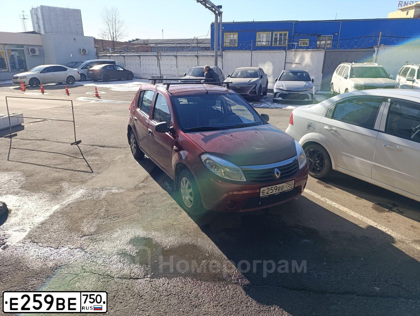 Фото автомобиля RENAULT SANDERO, 2014 — госномер К083КТ977. Цвет: КРАСНЫЙ