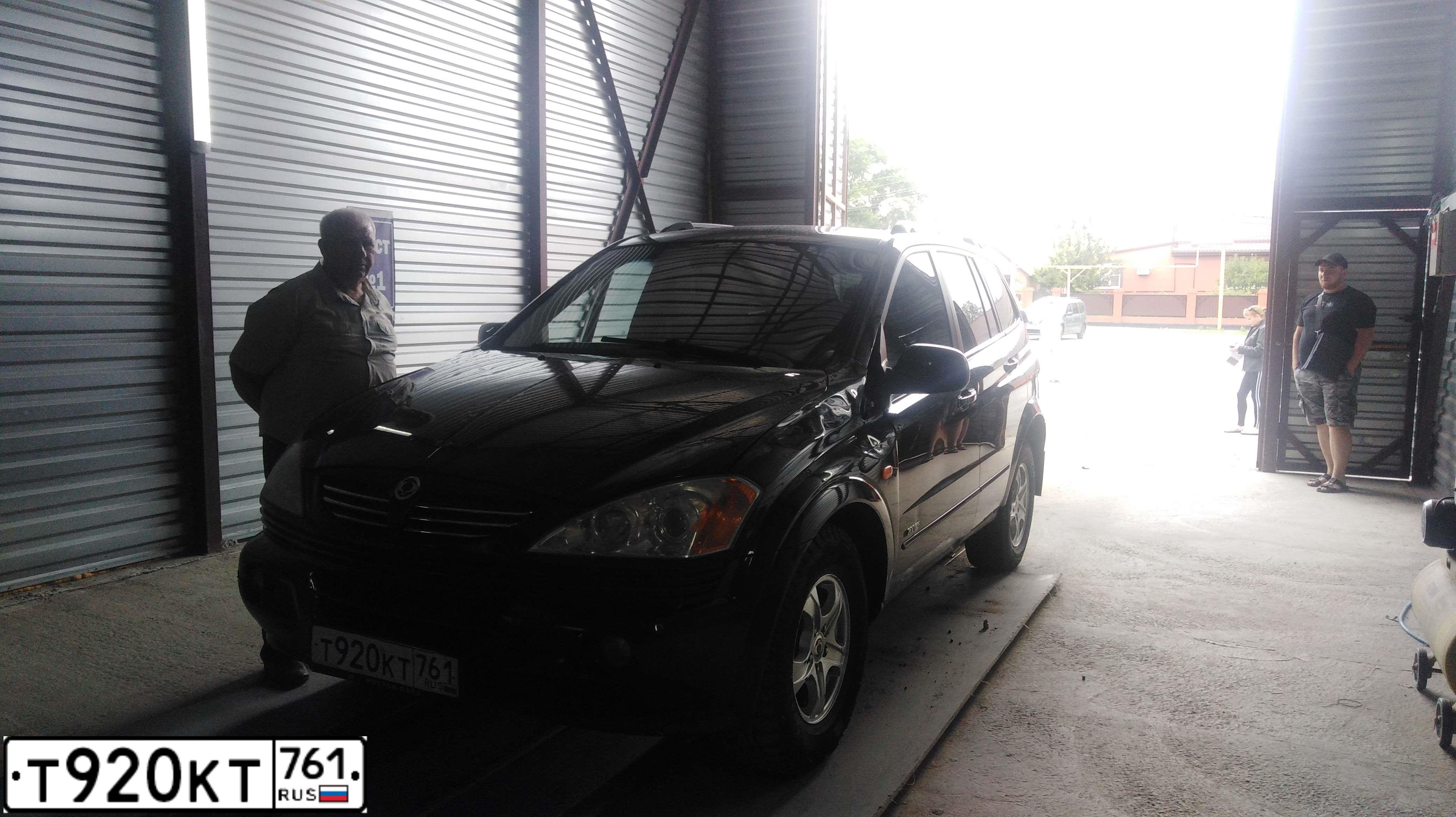 Фото автомобиля SSANGYONG KYRON, 2007 — госномер Т920КТ761. Цвет: ЧЕРНЫЙ