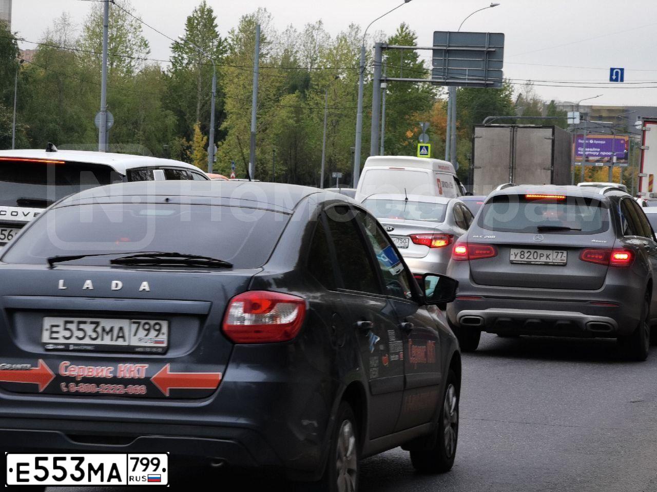 Фото автомобиля LADA 2191 GRANTA, 2018 — госномер Е553МА799. Цвет: серебристо-темно-серый