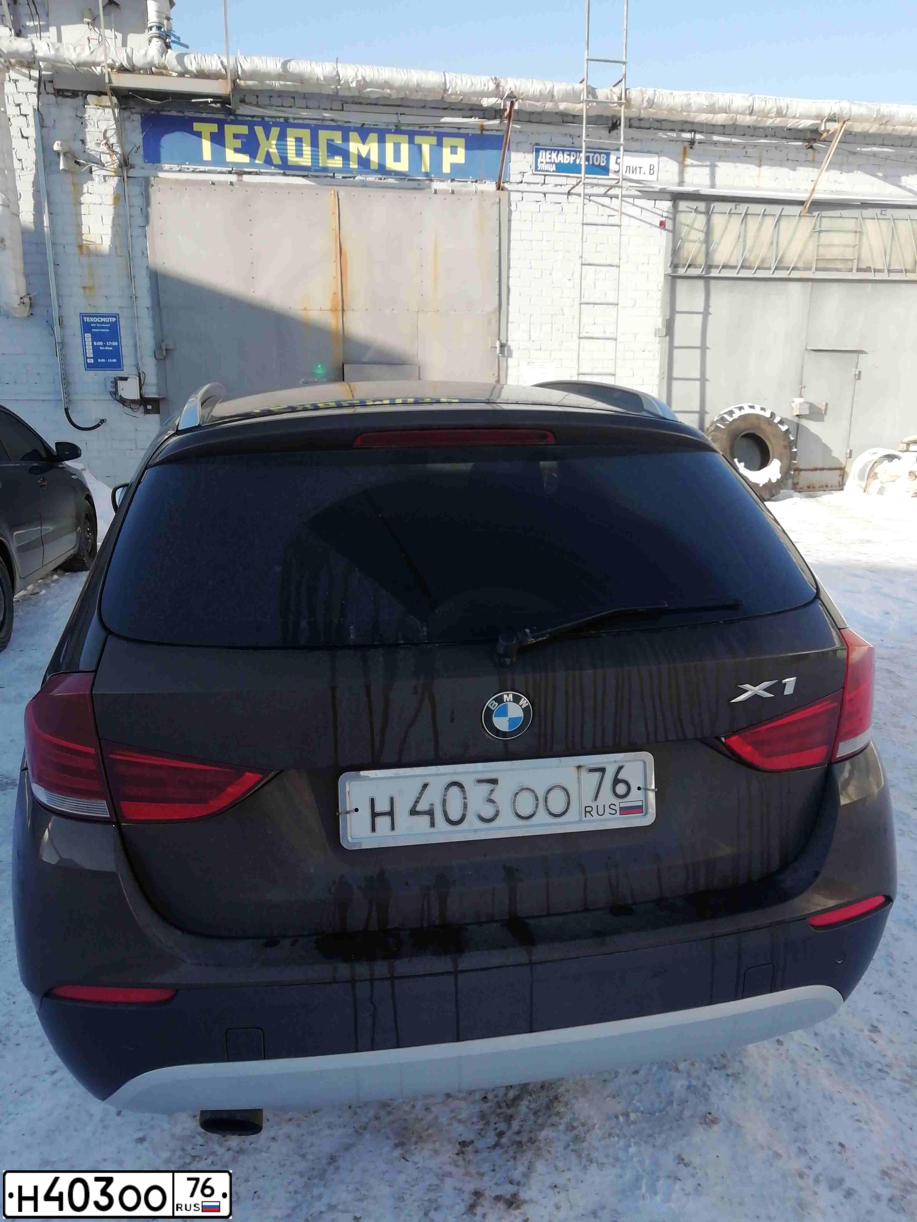 Фото автомобиля BMW X1, 2010 — госномер Н403ОО76. Цвет: Коричневый