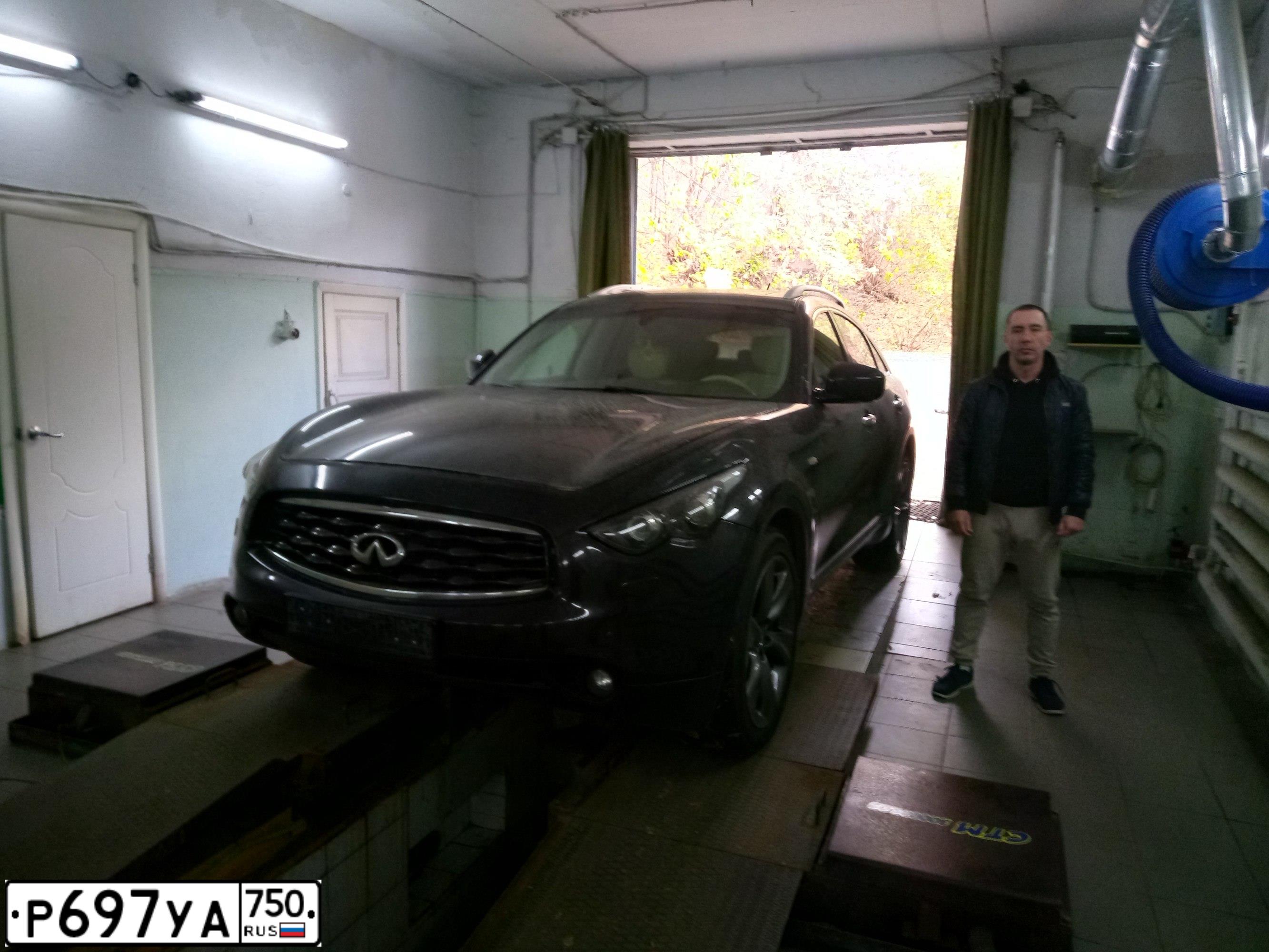 Фото автомобиля INFINITI QX70 /FX/, 2011 — госномер Х462УЕ55. Цвет: Коричневый