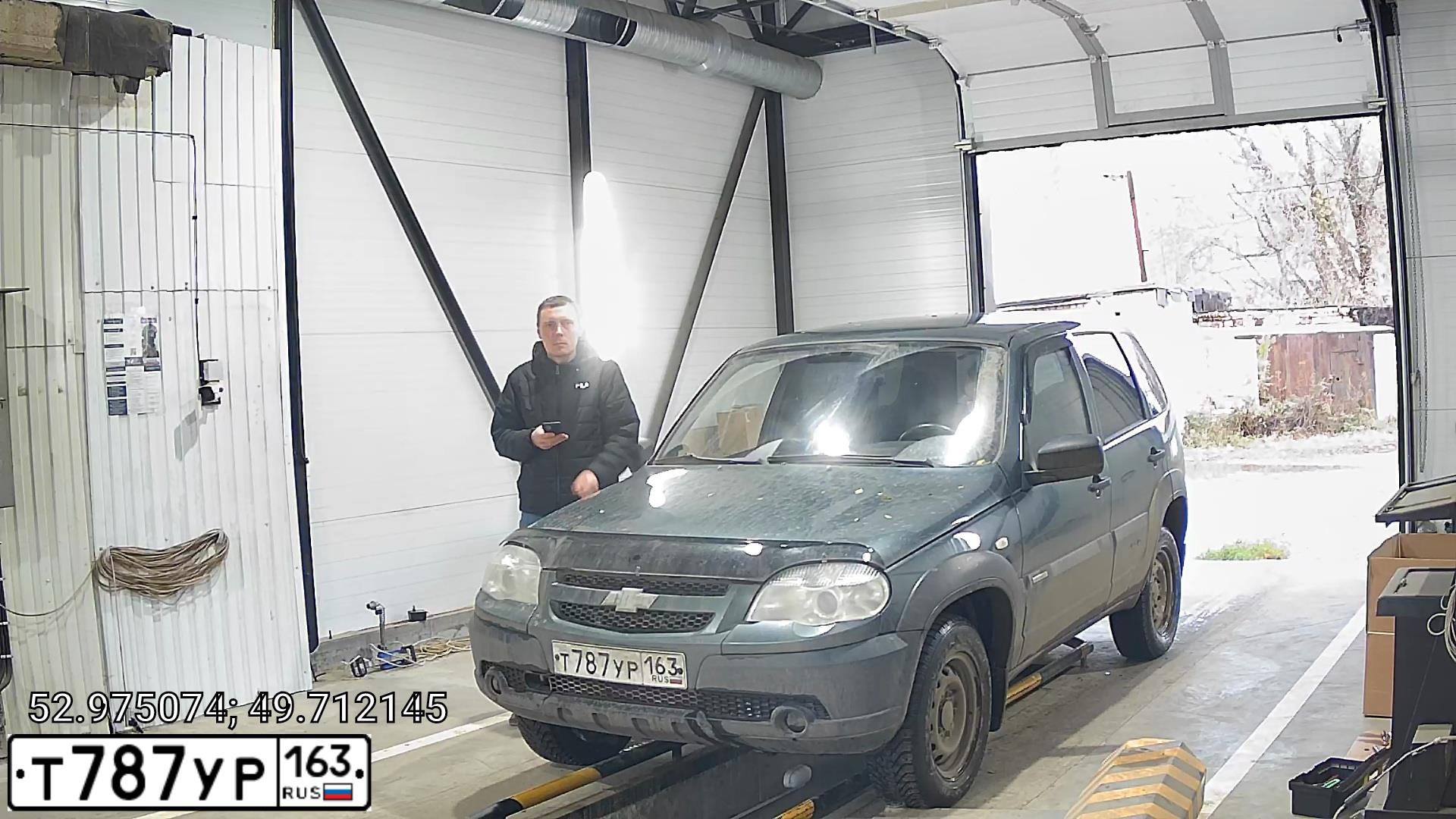 Фото автомобиля CHEVROLET NIVA, 2013 — госномер М130АР164. Цвет: темный серо-зеленый металлик