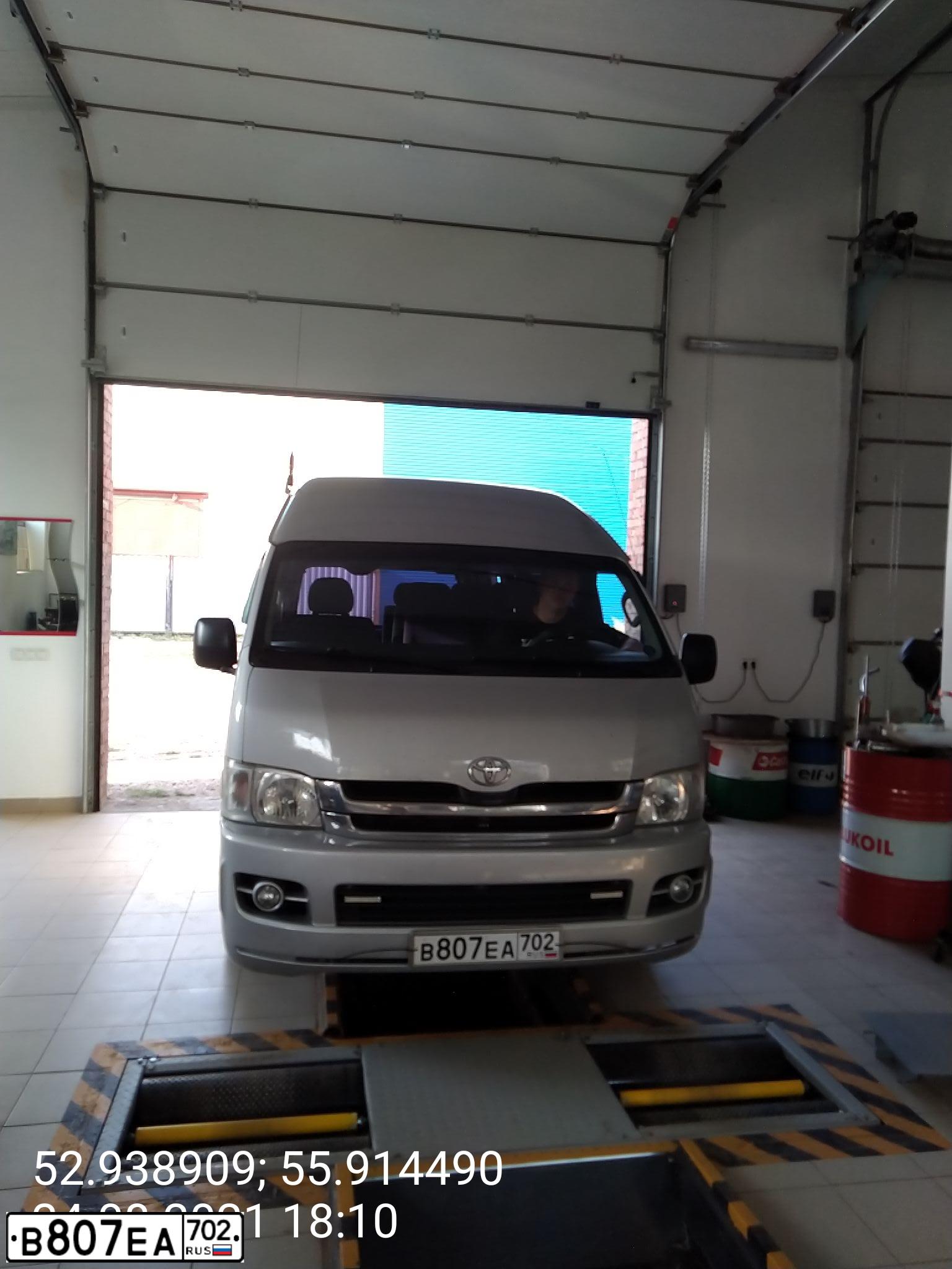 Фото автомобиля TOYOTA HIACE, 2008 — госномер В807ЕА702. Цвет: Серебристый