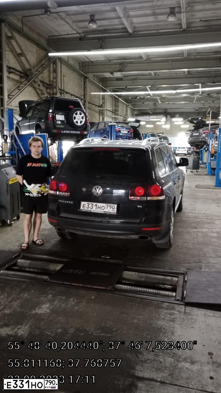 Фото автомобиля VOLKSWAGEN TOUAREG, 2008 — госномер Е331НО790. Цвет: ЧЕРНЫЙ