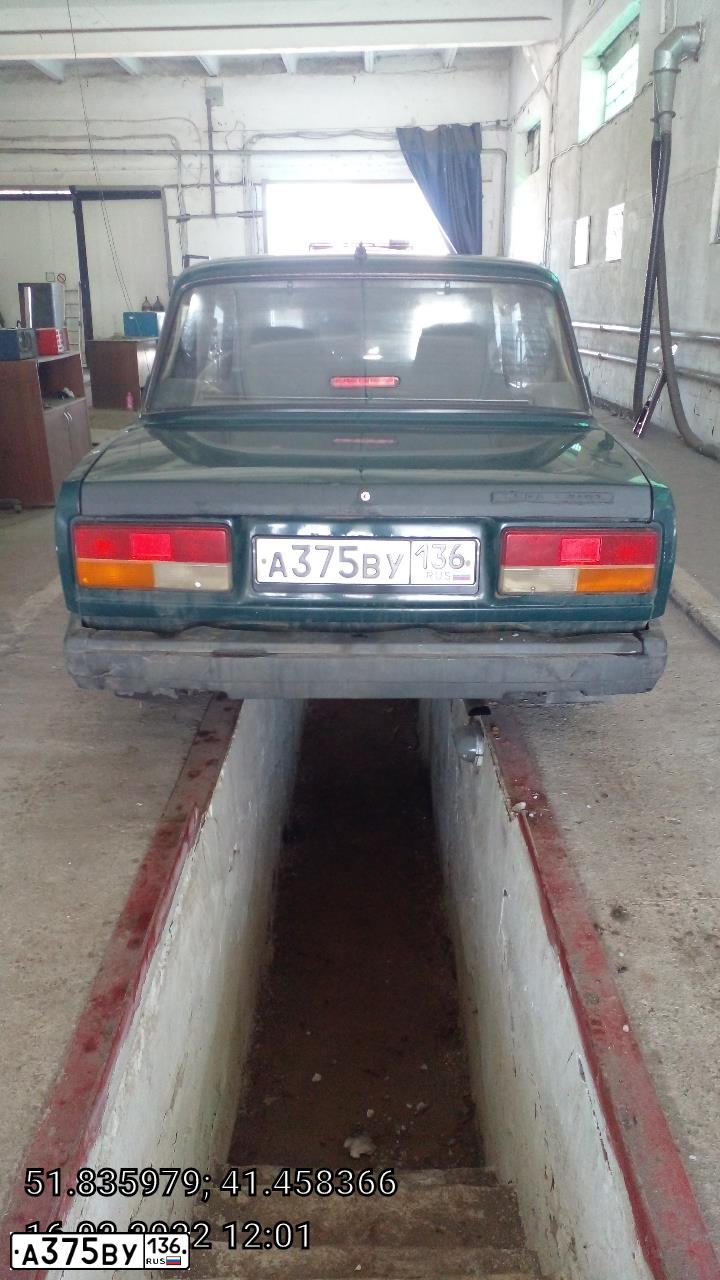 Фото автомобиля LADA 2107 LADA, 2007 — госномер А375ВУ136. Цвет: Темно-зеленый