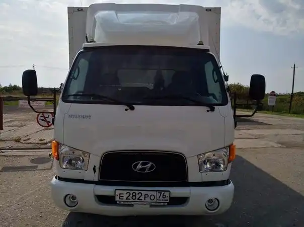 Фото автомобиля HYUNDAI MIGHTY, 2017 — госномер Е282РО76. Цвет: Белый