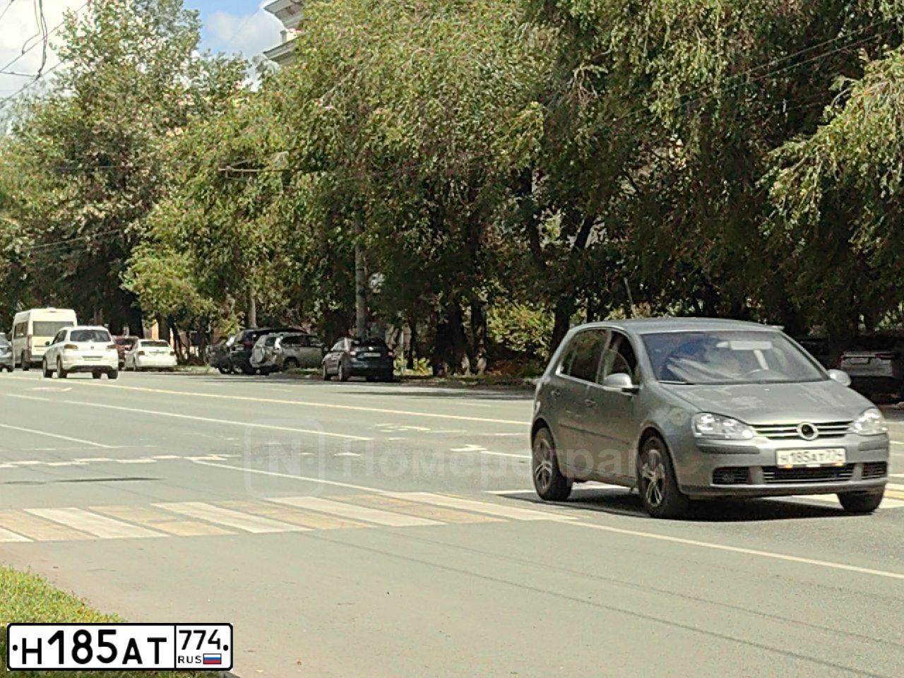 Фото автомобиля VOLKSWAGEN GOLF, 2005 — госномер Н185АТ774. Цвет: СЕРЫЙ