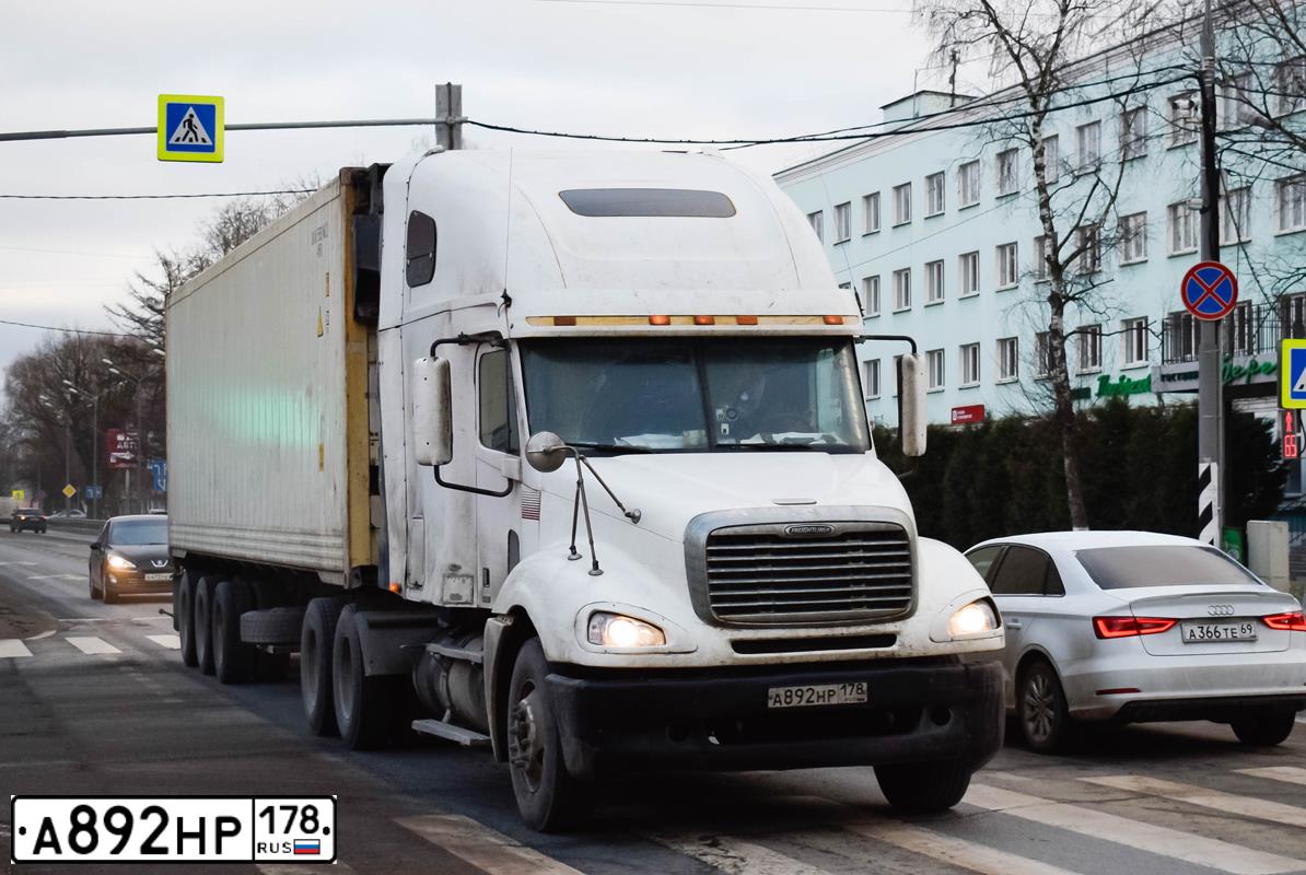 Фото автомобиля FREIGHTLINER COLUMBIA, 2002 — госномер М544ЕМ62. Цвет: Белый