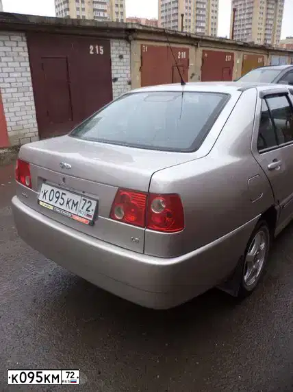 Фото автомобиля CHERY AMULET /FLAGCLOUD/, 2007 — госномер К095КМ72. Цвет: СЕРЕБРИСТЫЙ