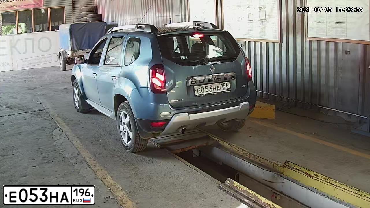 Фото автомобиля RENAULT DUSTER, 2016 — госномер Е053НА196. Цвет: СИНИЙ
