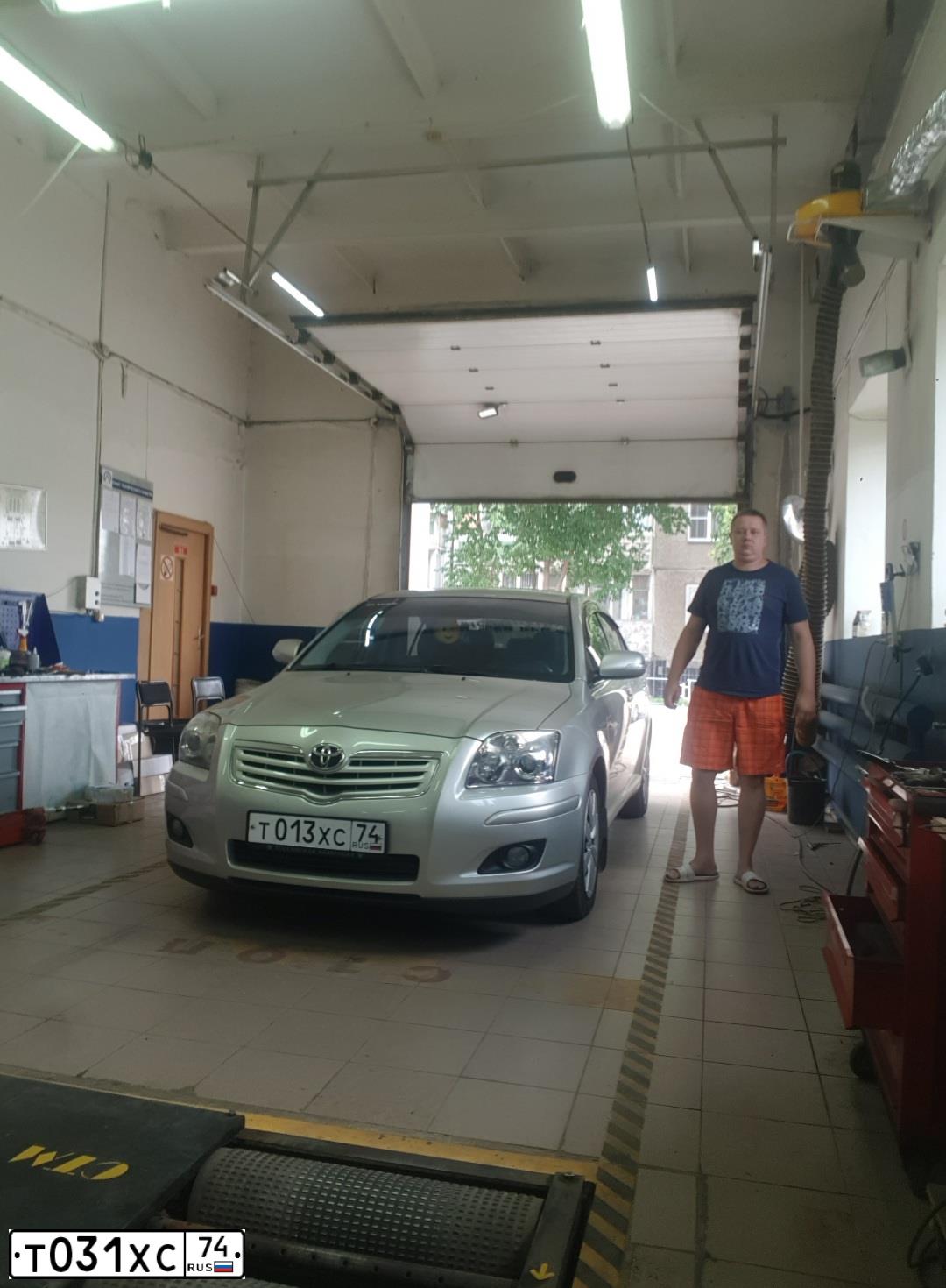 Фото автомобиля SKODA OCTAVIA, 2006 — госномер Т031ХС74. Цвет: ЧЕРНЫЙ