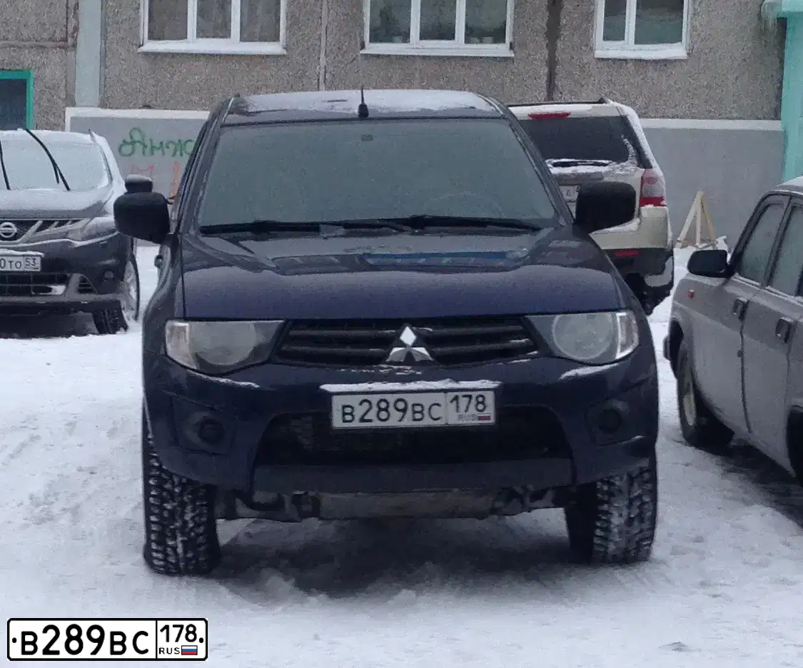 Фото автомобиля MITSUBISHI L 200, 2011 — госномер В289ВС178. Цвет: ЗЕЛЕНЫЙ
