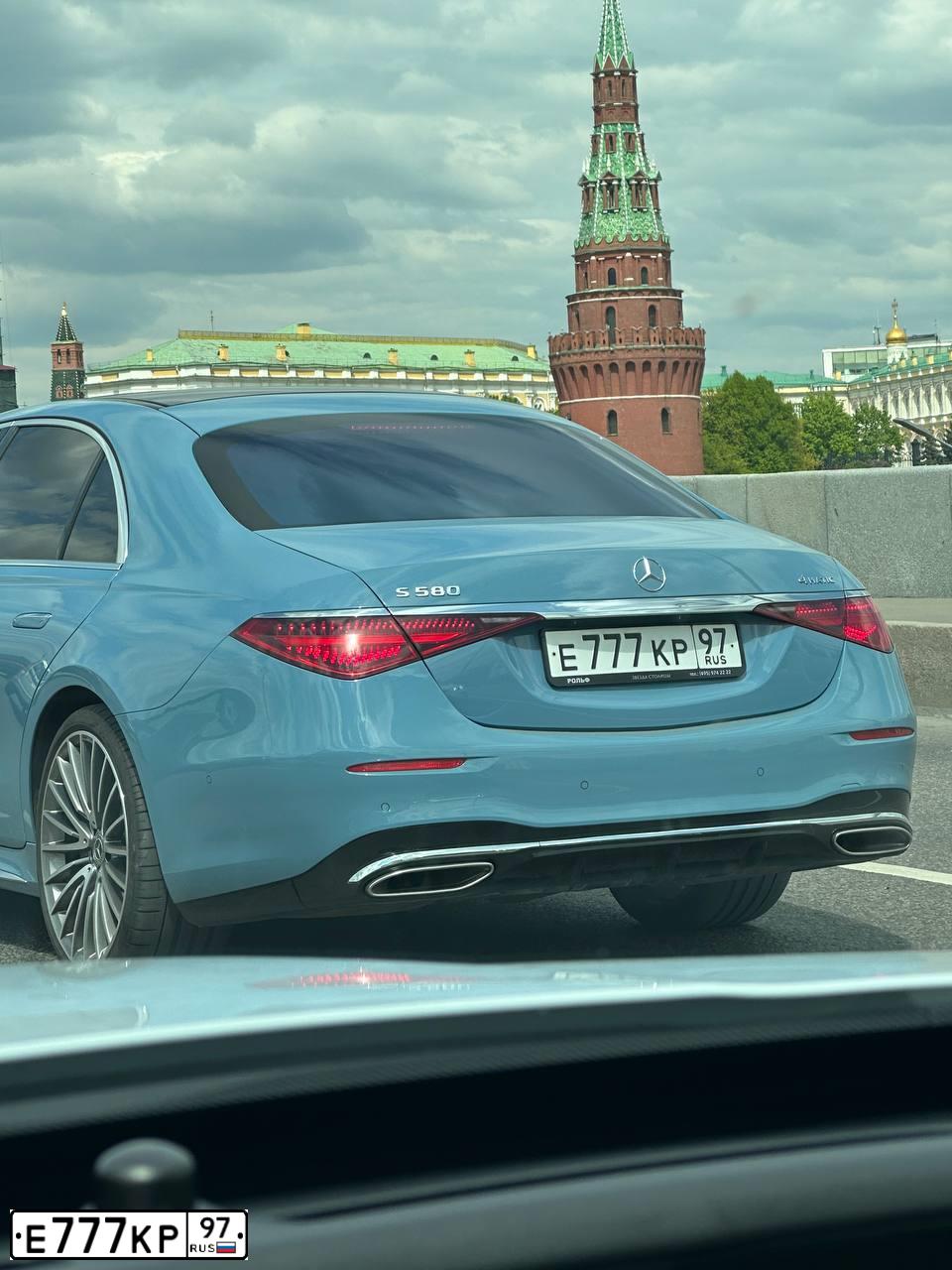 Фото автомобиля MERCEDES S-KLASSE, 2018 — госномер Р331ОС797. Цвет: ЧЕРНО-СИНИЙ