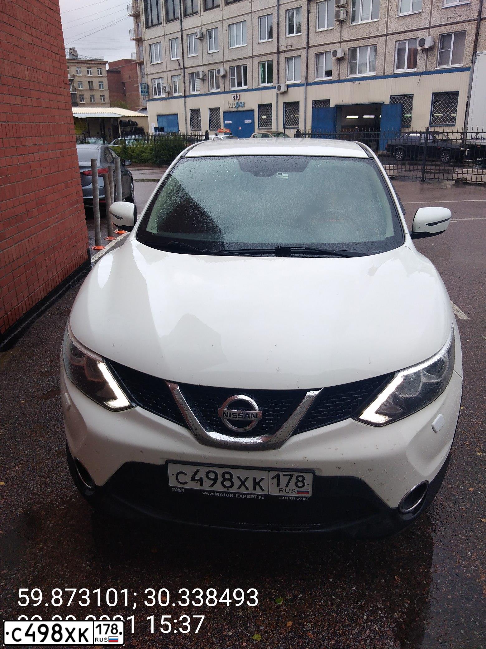 Фото автомобиля NISSAN QASHQAI, 2014 — госномер С498ХК178. Цвет: Белый