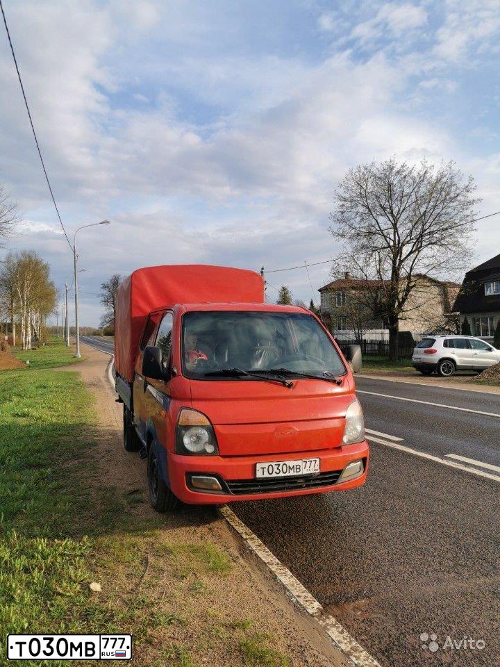 Фото автомобиля HYUNDAI PORTER, 2012 — госномер Т030МВ777. Цвет: КРАСНЫЙ