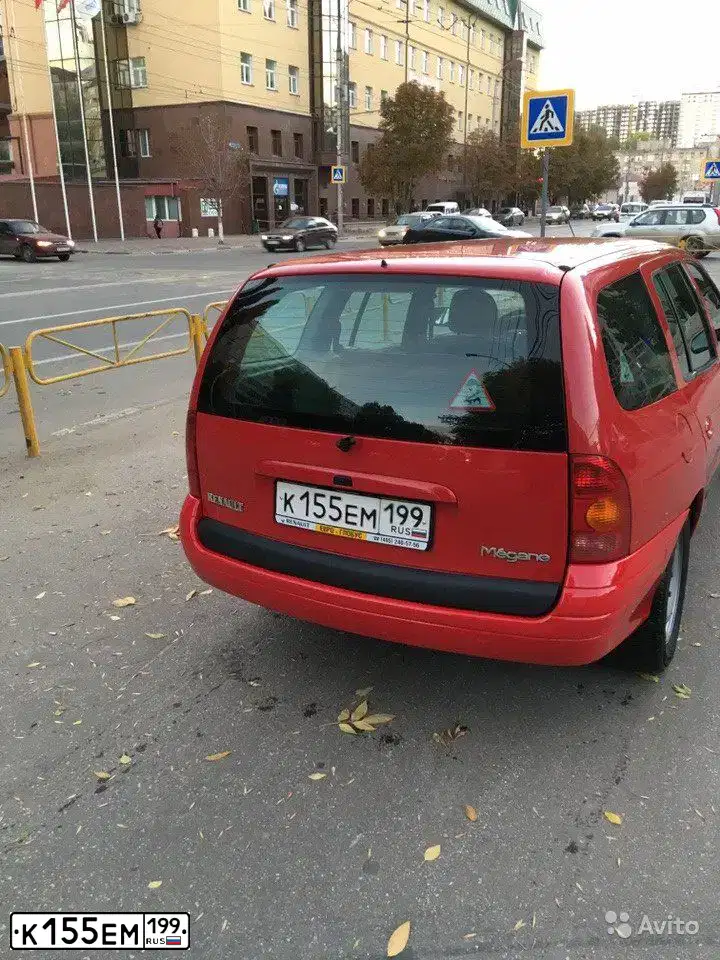 Фото автомобиля RENAULT MEGANE, 2003 — госномер Е136ВХ164. Цвет: Красный
