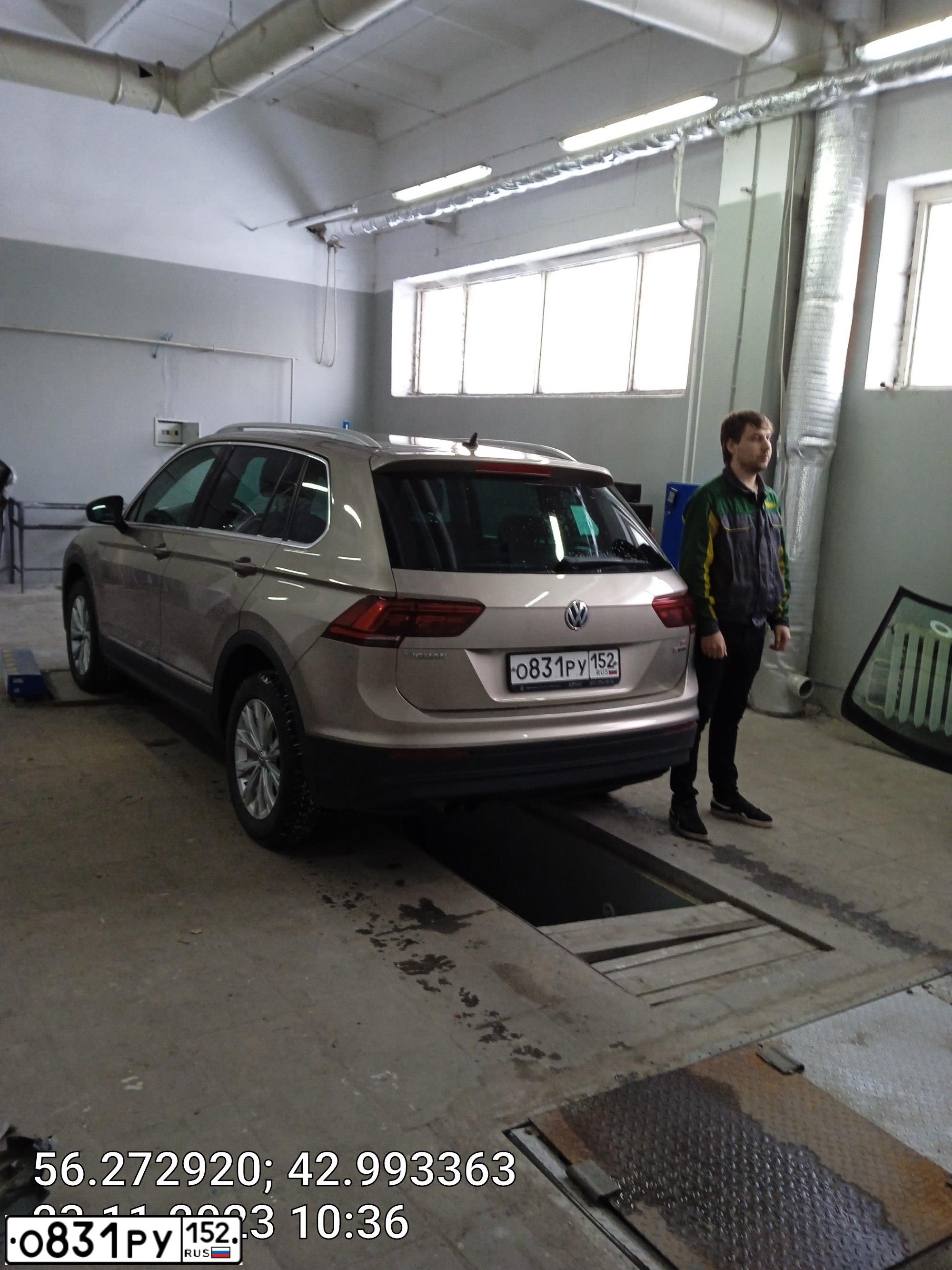 Фото автомобиля VOLKSWAGEN TIGUAN, 2017 — госномер О831РУ152. Цвет: БЕЖЕВЫЙ