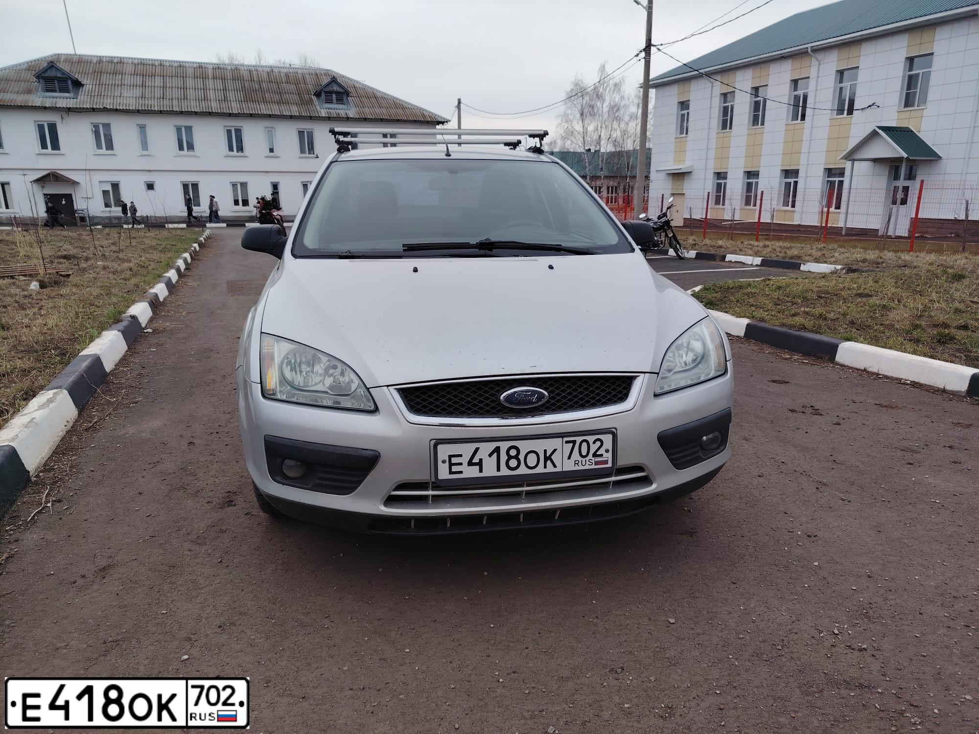 Фото автомобиля FORD FOCUS, 2006 — госномер Е418ОК702. Цвет: Серебристый