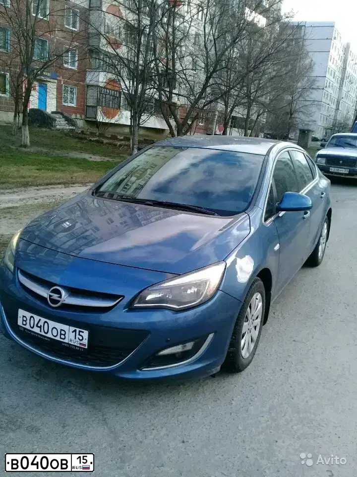 Фото автомобиля OPEL ASTRA, 2013 — госномер В040ОВ15. Цвет: СИНИЙ МЕТАЛЛИК