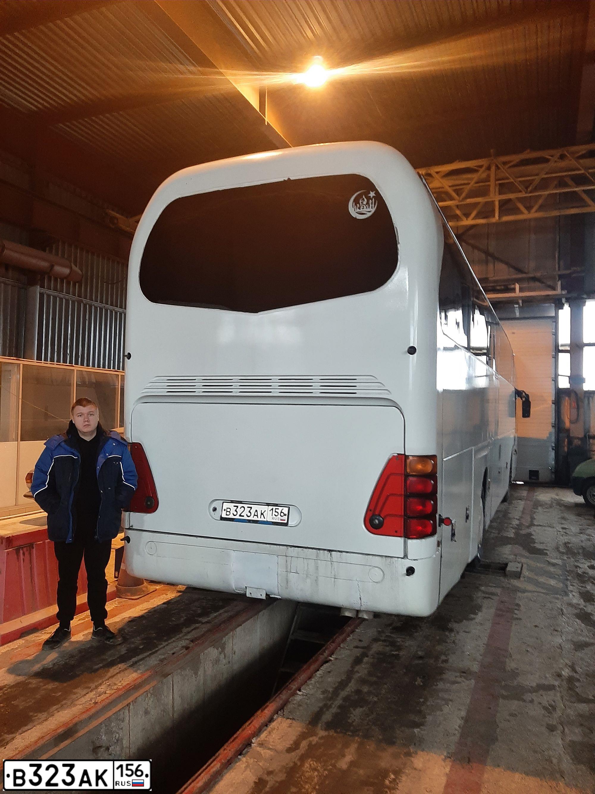 Фото автомобиля NEOPLAN STARLINER, 1989 — госномер В323АК156. Цвет: Белый