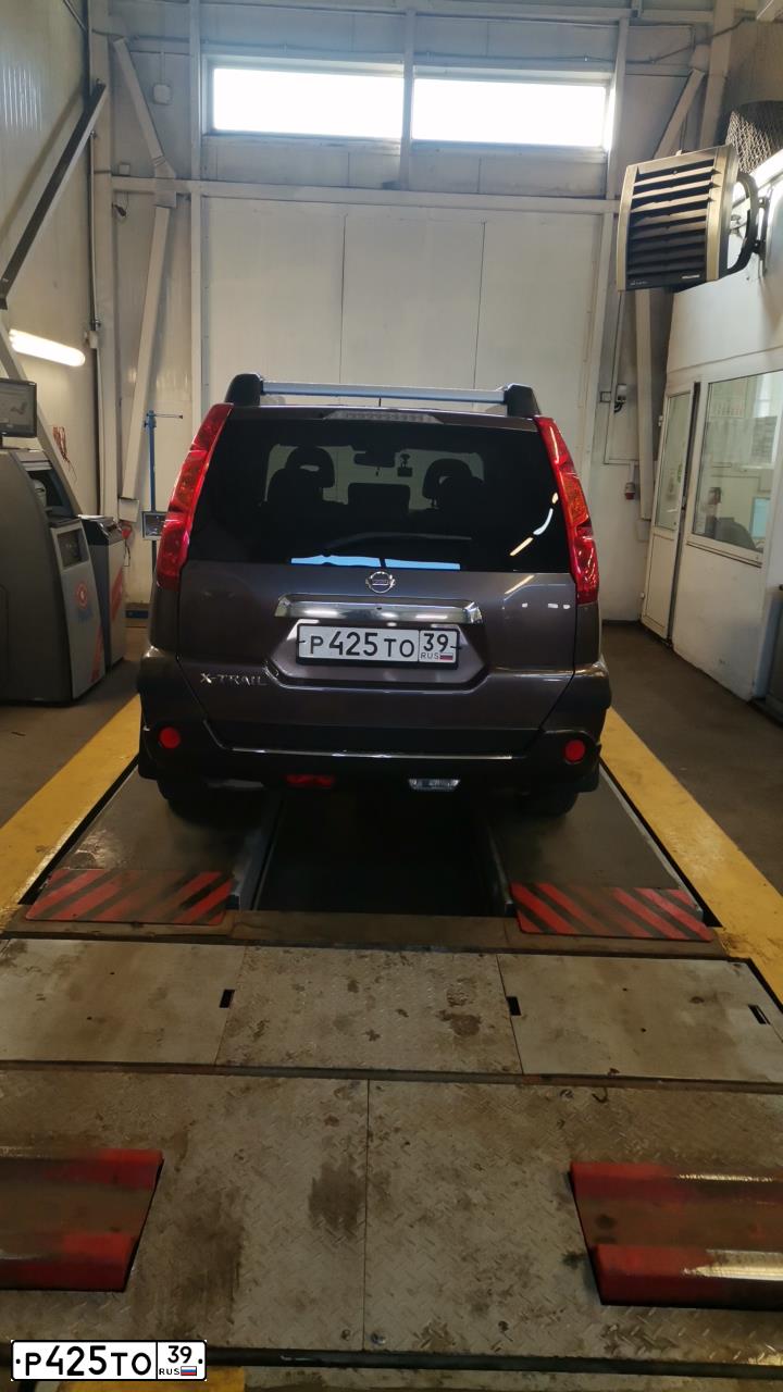 Фото автомобиля NISSAN TIIDA, 2013 — госномер Р381ОМ161. Цвет: СЕРЕБРИСТЫЙ