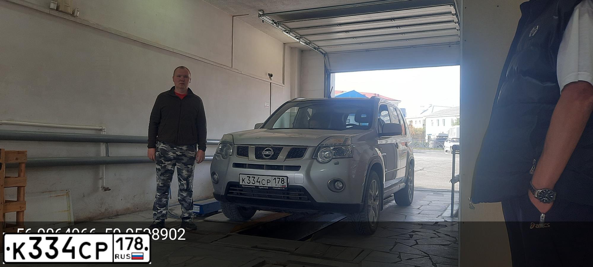 Фото автомобиля NISSAN X-TRAIL, 2011 — госномер Е923КУ774. Цвет: СЕРЕБРИСТЫЙ