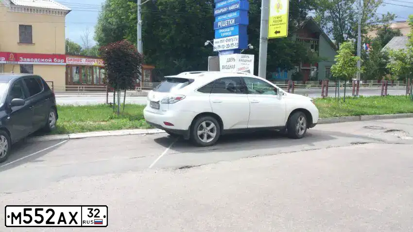 Фото автомобиля KIA CEE'D, 2011 — госномер М552АХ32. Цвет: ЧЕРНЫЙ ПЕРЛАМУТР