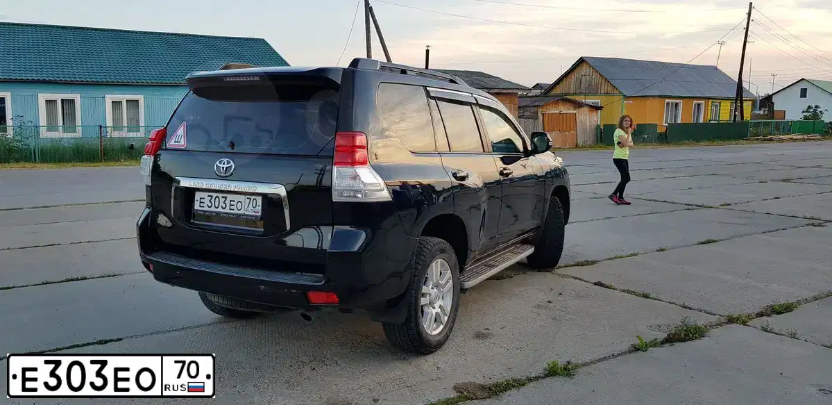 Фото автомобиля TOYOTA LANDCRUISER, 2010 — госномер Х414ЕХ55. Цвет: ЧЕРНЫЙ