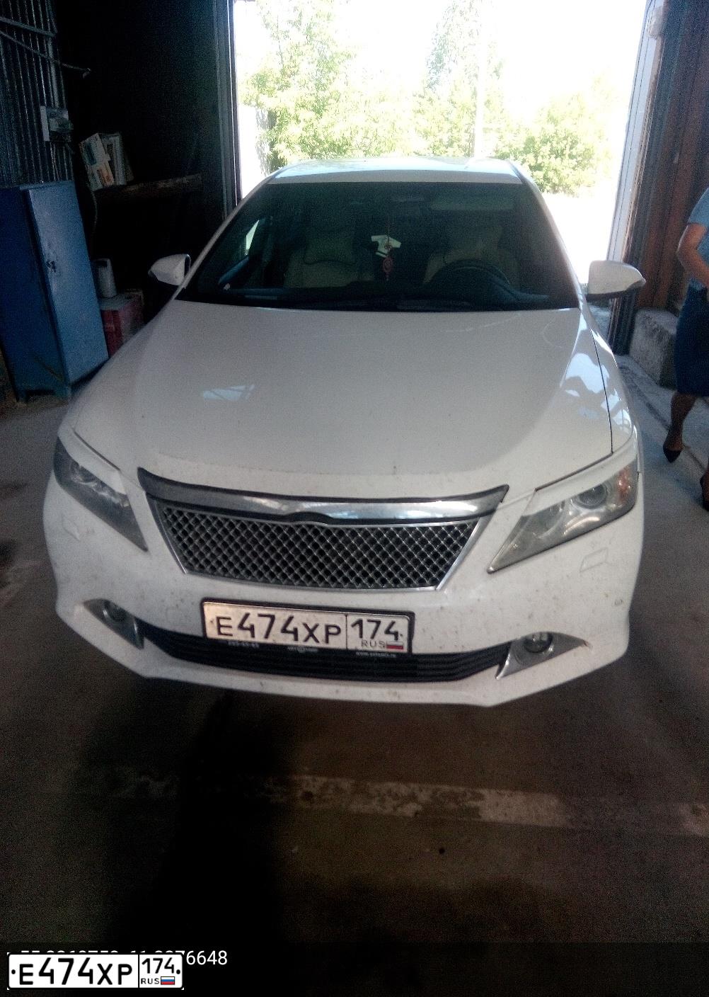 Фото автомобиля TOYOTA CAMRY, 2011 — госномер Е474ХР174. Цвет: Белый