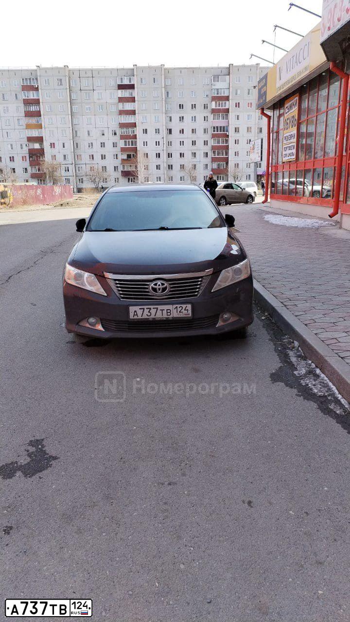 Фото автомобиля TOYOTA CAMRY, 2013 — госномер Т600НЕ124. Цвет: ЧЕРНЫЙ